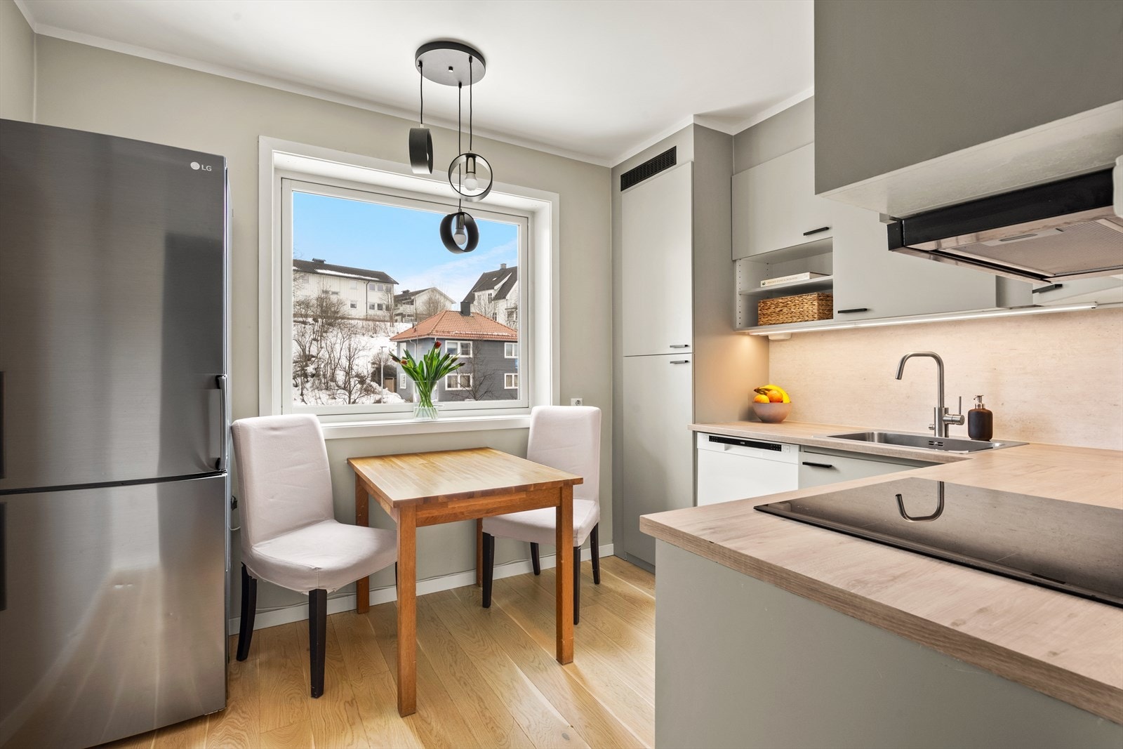 Kjøkken med spiseplass. Galleribilde