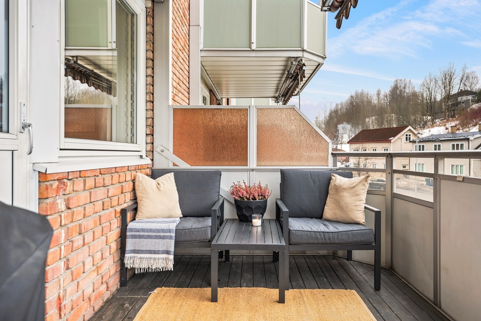 Balkongen har plass til ønskede utemøbler. Galleribilde