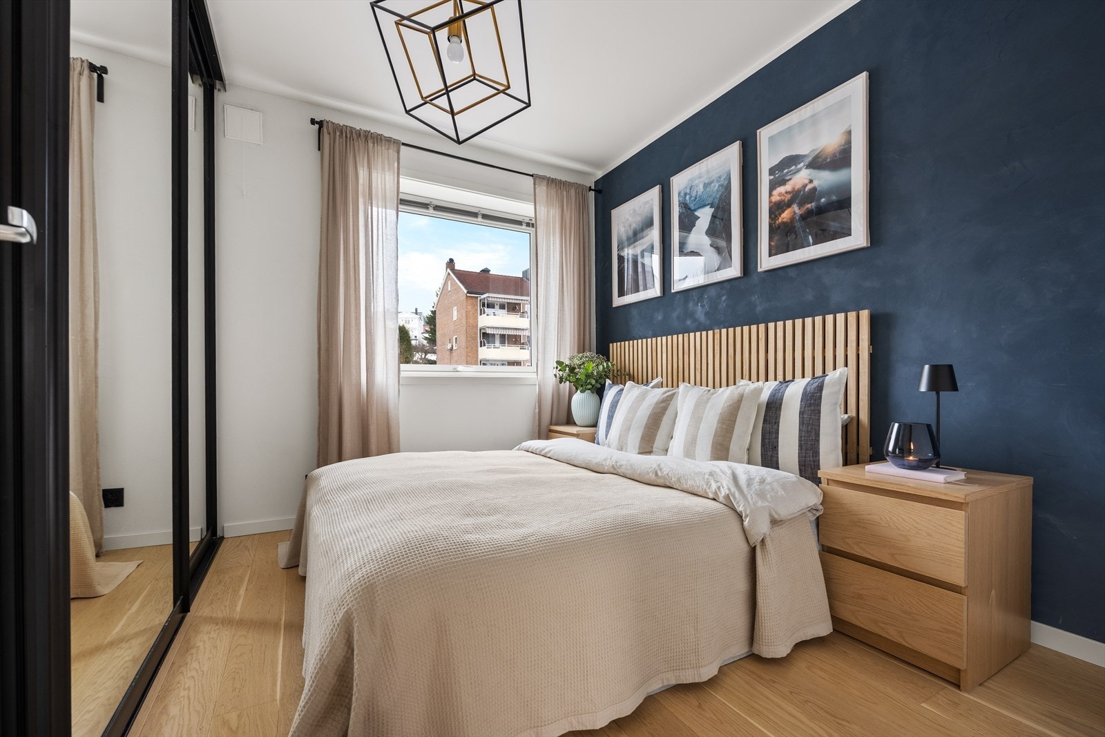 Hovedsoverommet har moderne kontrastvegg, og det er god plass til dobbeltseng og nattbord. Galleribilde