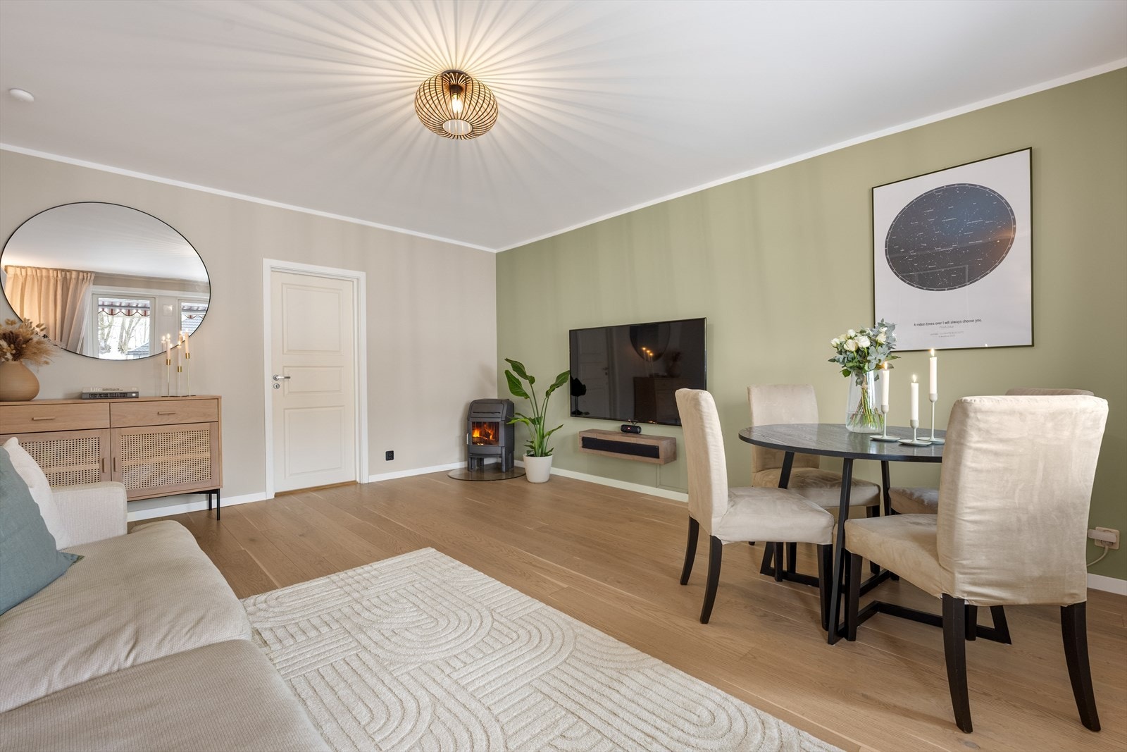 Praktisk og stemningsskapende peisovn i stuen. Galleribilde