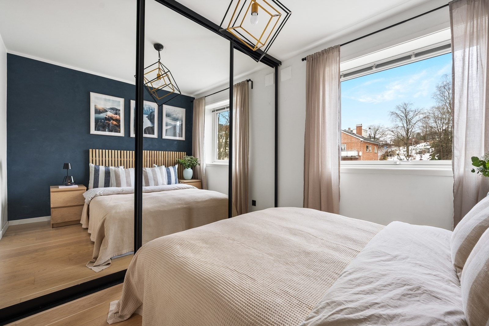 Praktisk skyvedørsgarderobe på hovedsoverommet. Galleribilde