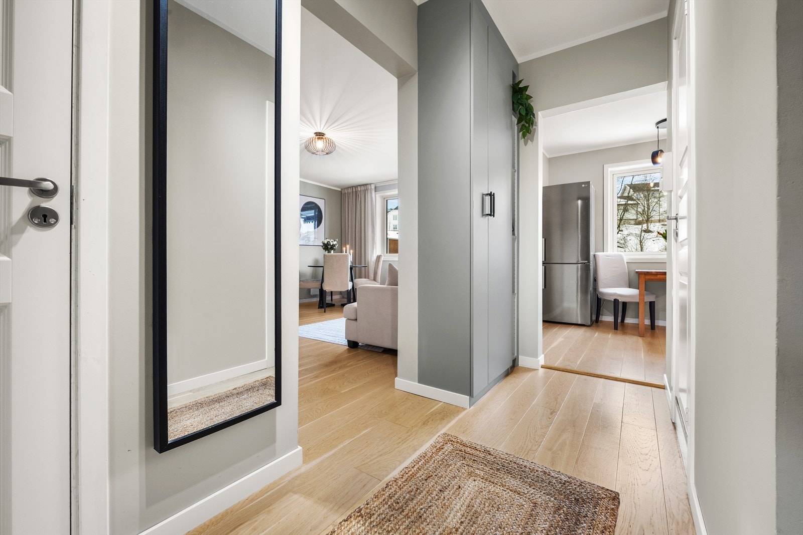 Lys entré med garderobeskap for oppbevaring av yttertøy ønsker velkommen inn i leiligheten. Galleribilde