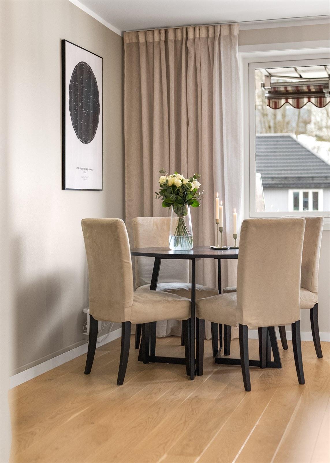 Hyggelig spiseplass ved vinduene. Galleribilde