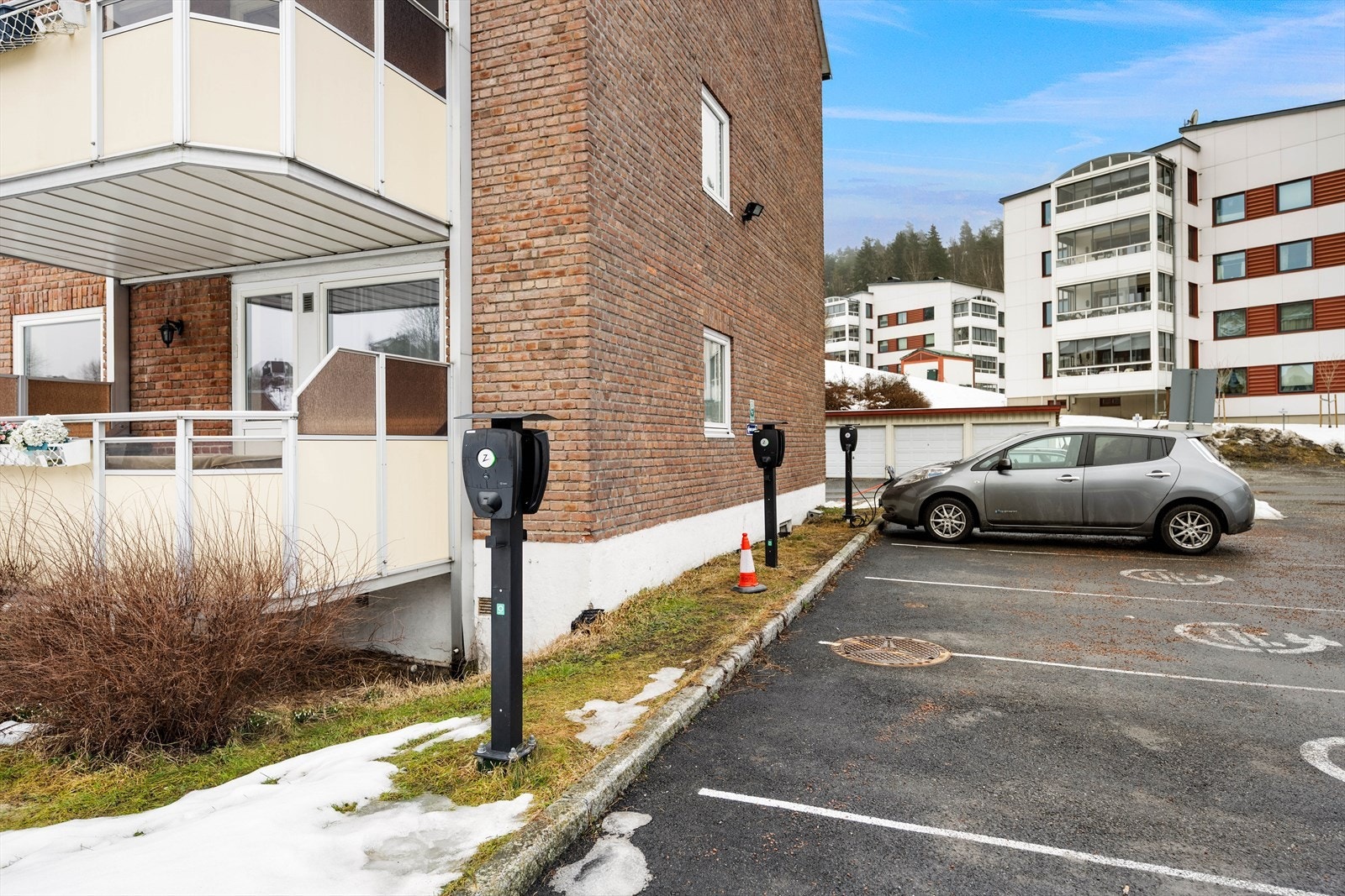 Stor gårdsplass til felles parkering. Første-mann-til-mølla-prinsippet. Borettslaget har 6 ladeplasser tilgjengelig med abonnementsløsning. Galleribilde