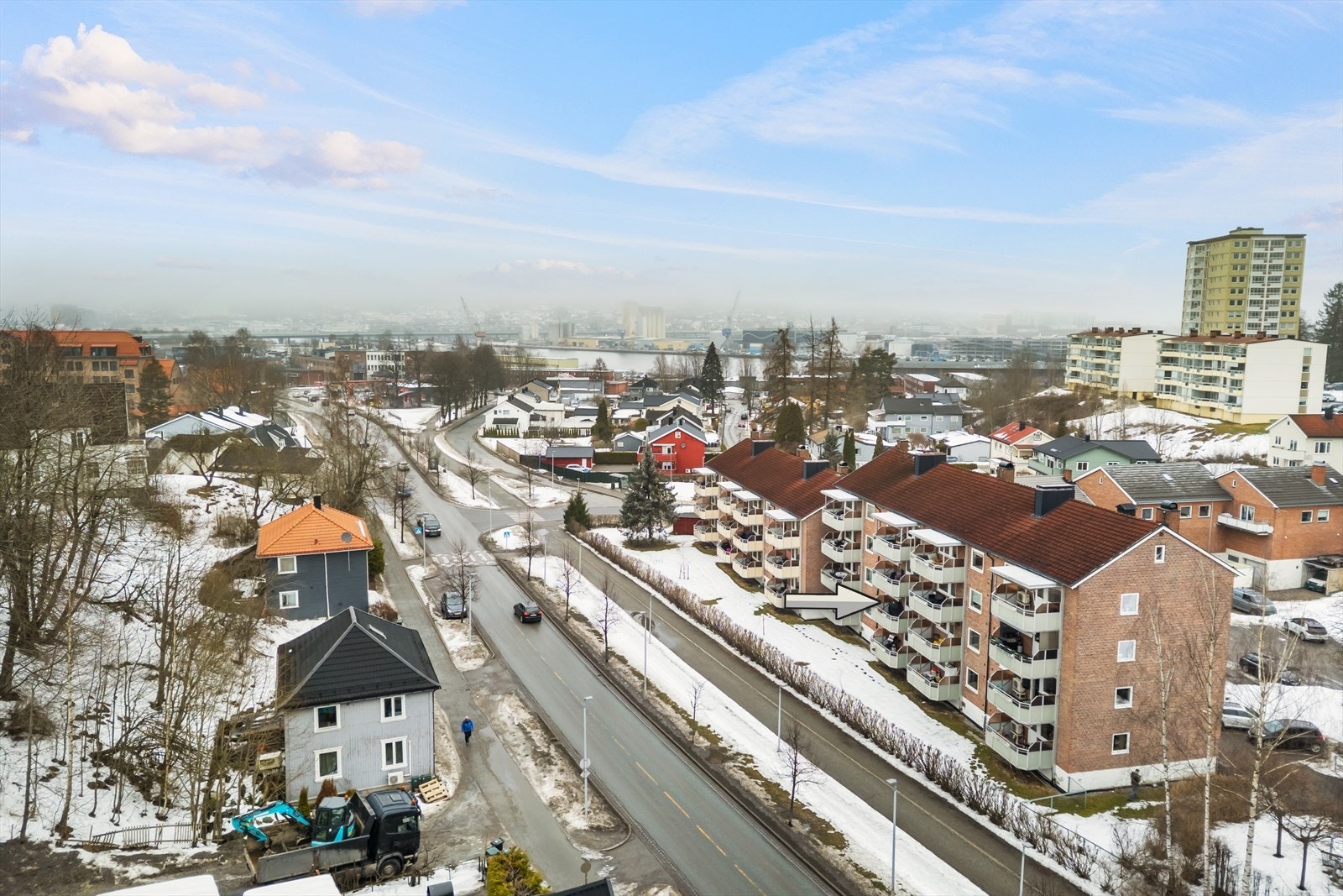 Bussforbindelser til Drammen sentrum er tilgjengelig like i nærheten, og det tar kun 15-20 minutter til fots å nå togstasjonen med hyppige avganger mot Oslo og andre knutepunkter. Galleribilde