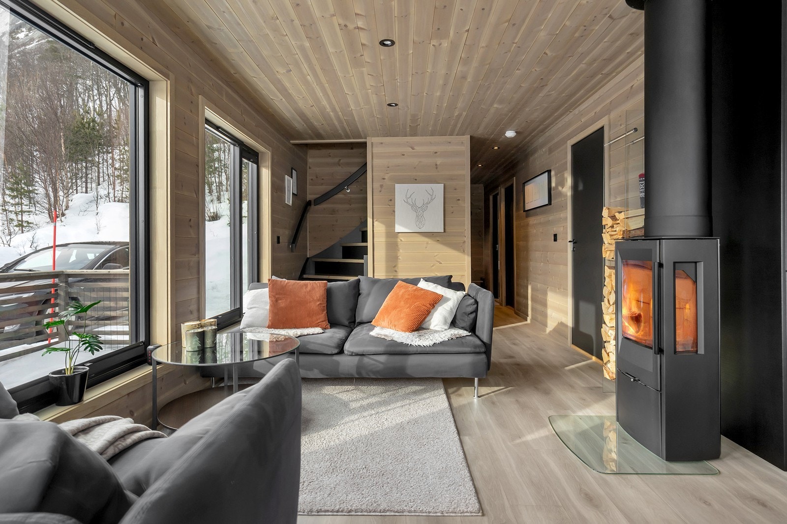 Hele hytten har panel på vegger og i tak Galleribilde