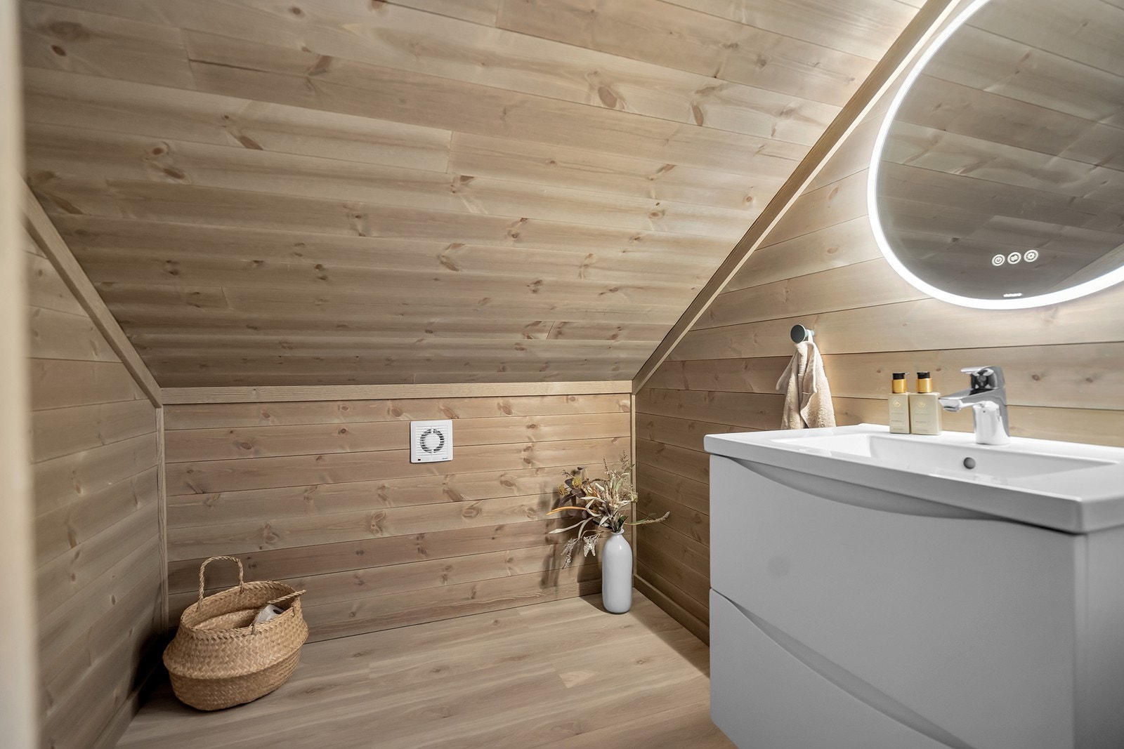 Toalett i loftsetasjen - ikke godkjent innredet Galleribilde