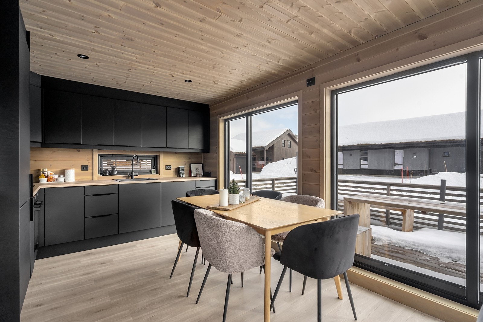 Praktisk med overskap helt til tak Galleribilde