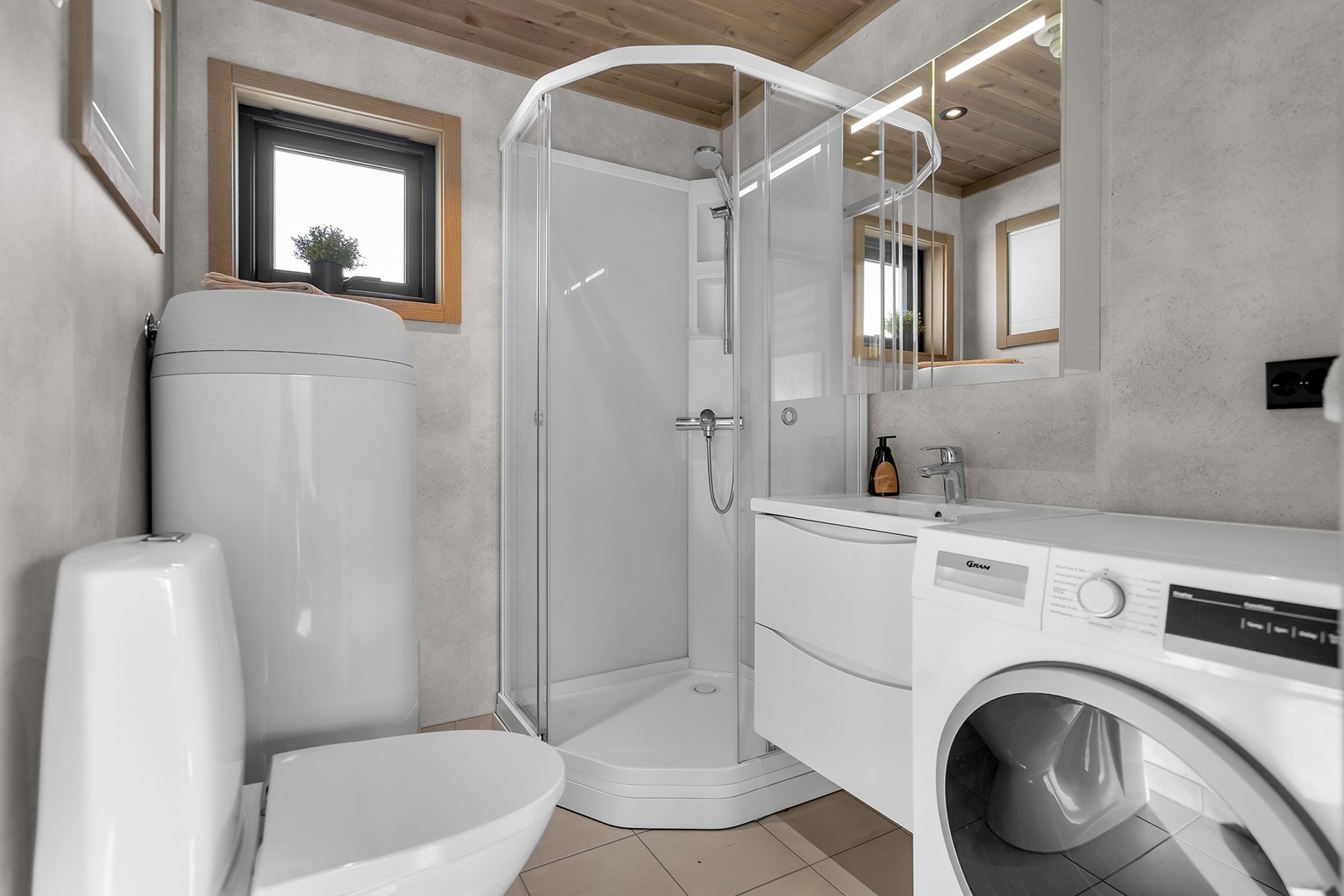 Godt utnyttet baderom med opplegg til vaskemaskin Galleribilde