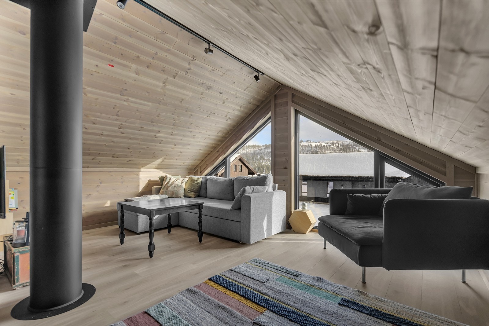 Loftstue med store vinduer - ikke godkjent innredet Galleribilde