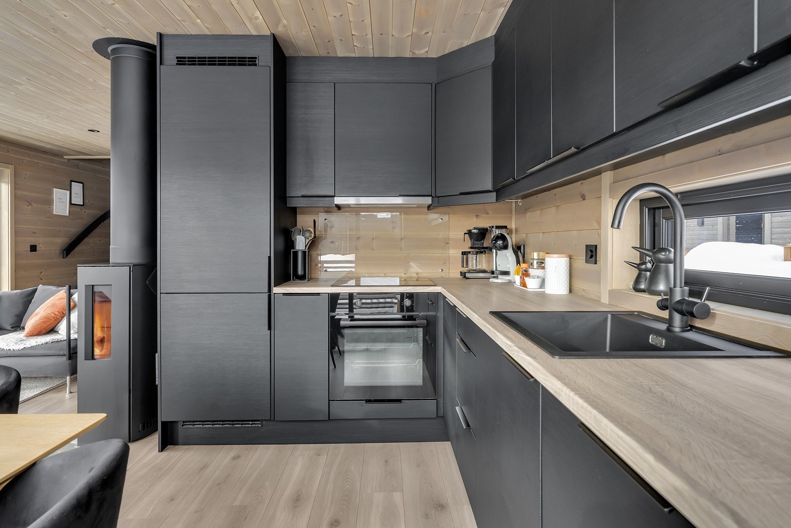 Lekkert med sorte detaljer som kjøkkenkum, kjøkkenarmatur og kontakter Galleribilde