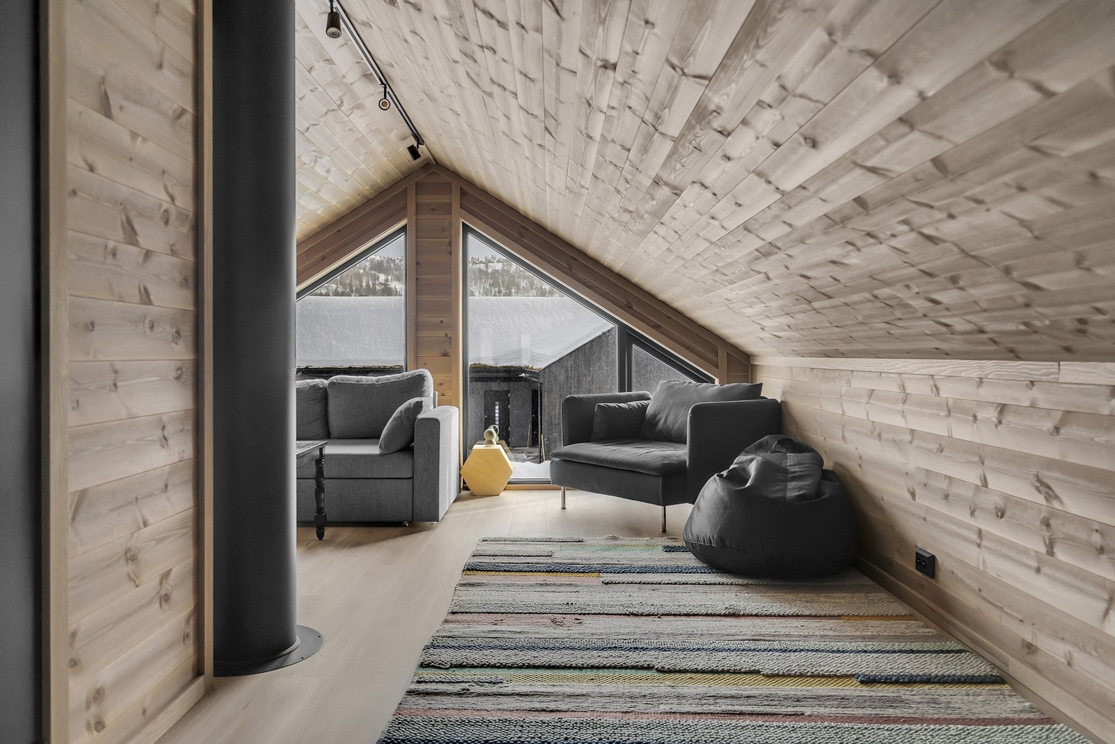 Loftstue med belysninger som medfølger - ikke godkjent innredet Galleribilde