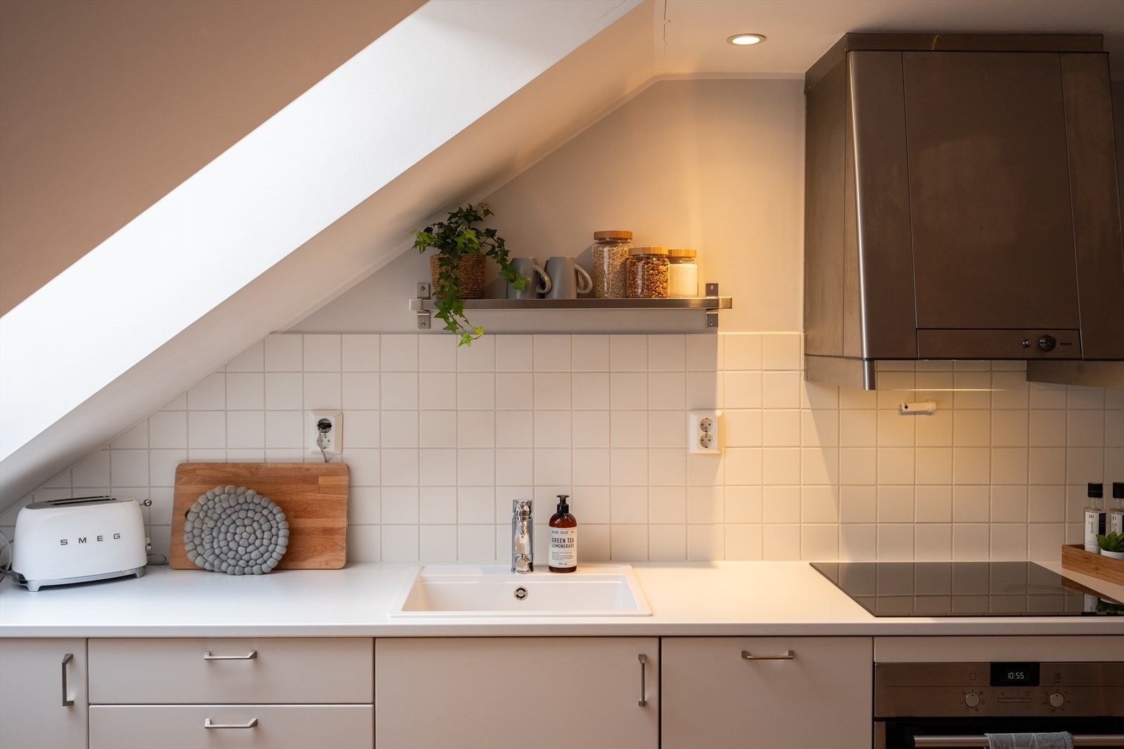 Lekkert og moderne kjøkken med integrerte hvitevarer som stekeovn, platetopp, oppvaskmaskin, kjøl- og fryseskap. Disse medfølger handelen. Galleribilde