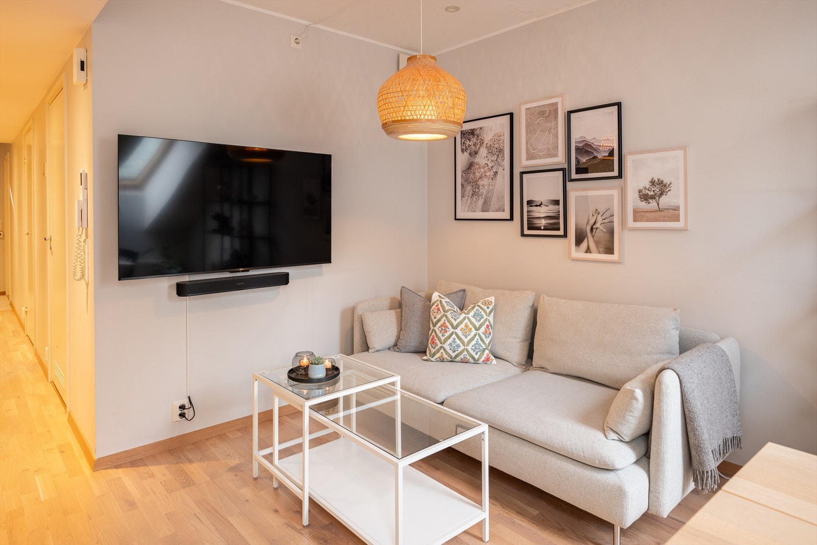 Leiligheten strekker seg over totalt 42m² og er gjennomgående med store vindusflater som sikrer naturlig lysinnslipp. Galleribilde