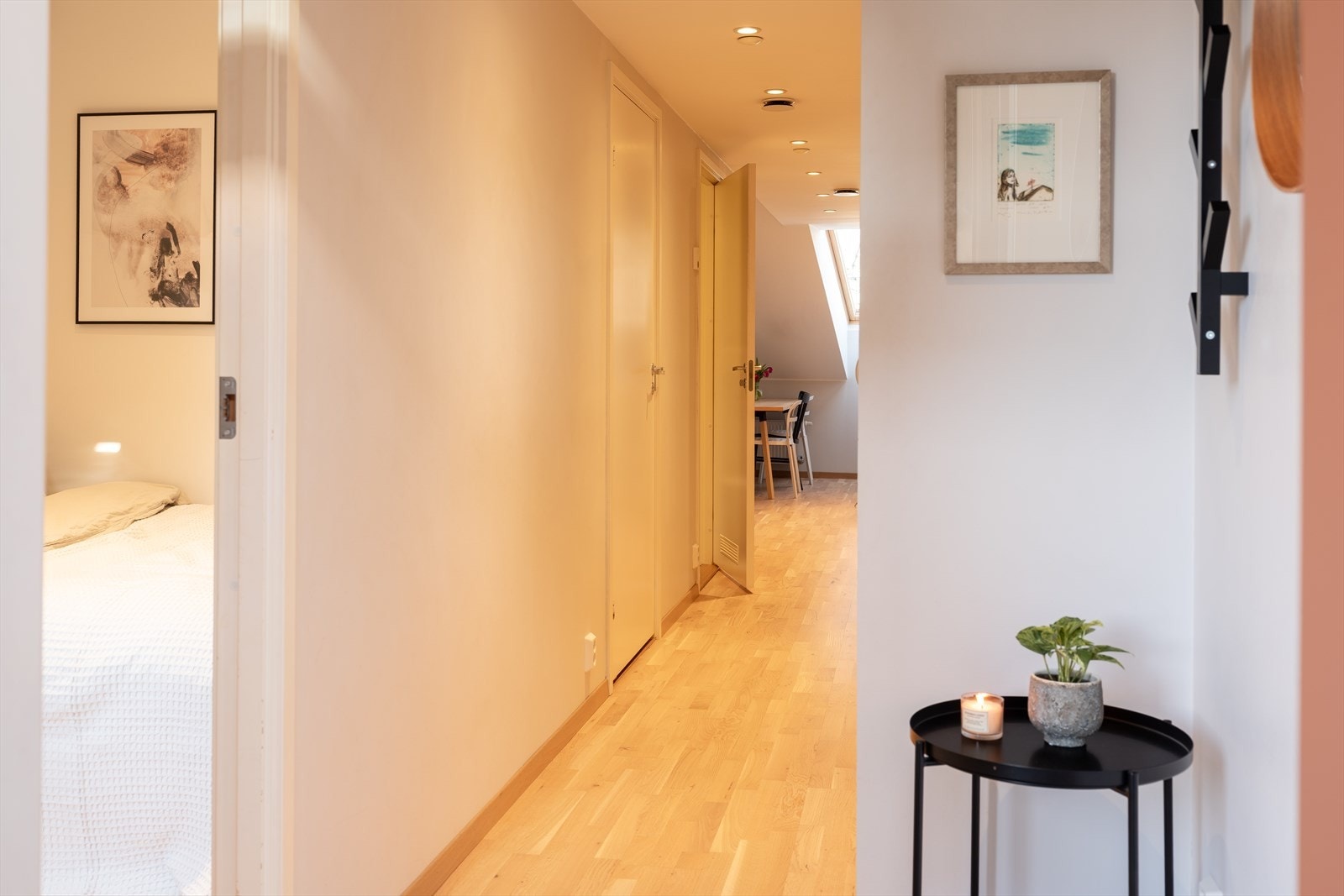 Leiligheten ligger meget sentralt til i Trondheim sentrum. Her har du "alt" Trondheim har å tilby av servicefasiliteter rett utenfor egen inngangsdør. Galleribilde