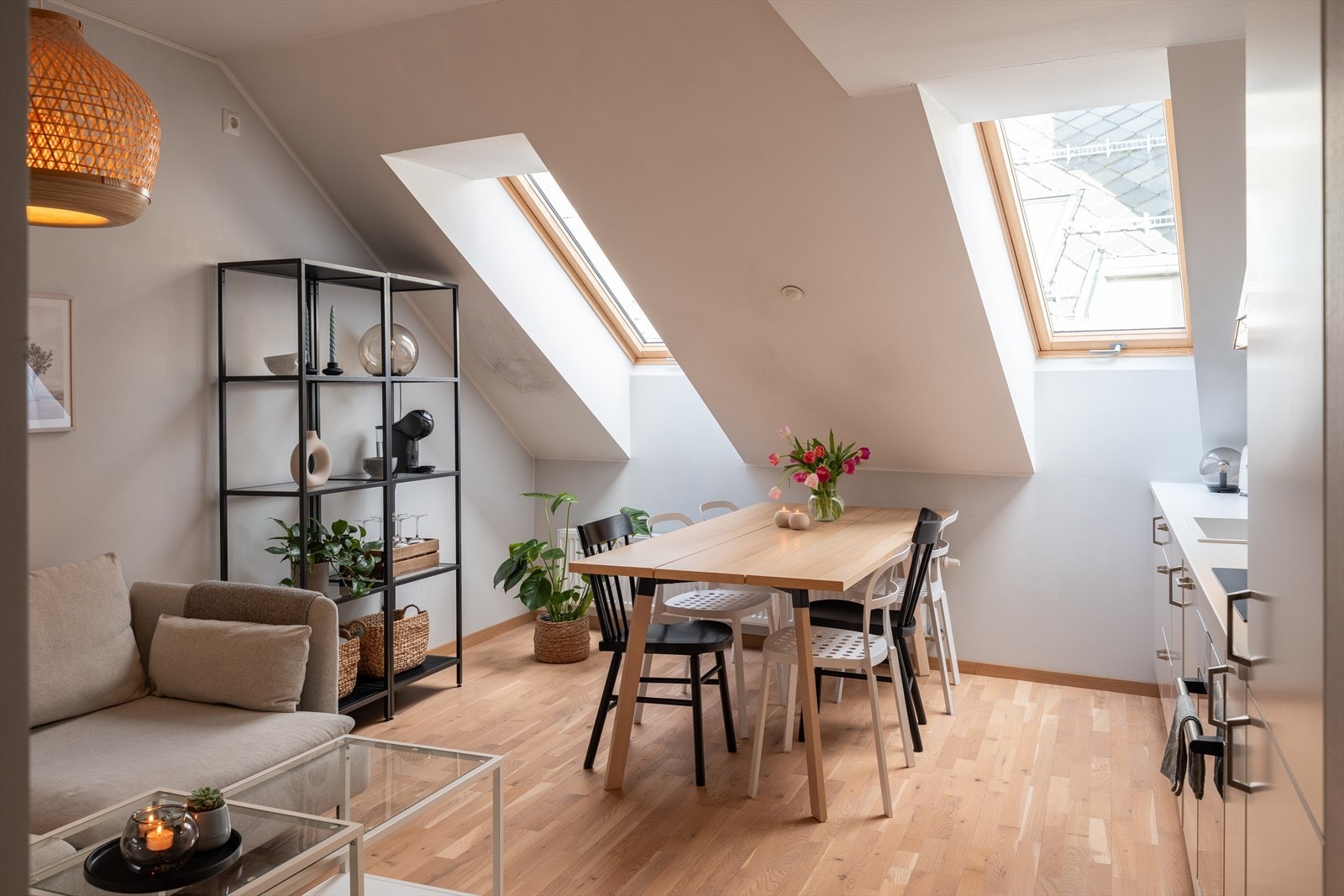 Velkommen til Munkhaugveita 5- Dette er en lekker 2-roms toppleilighet fra 2018 med felles takterrasse og sentral beliggenhet. Galleribilde