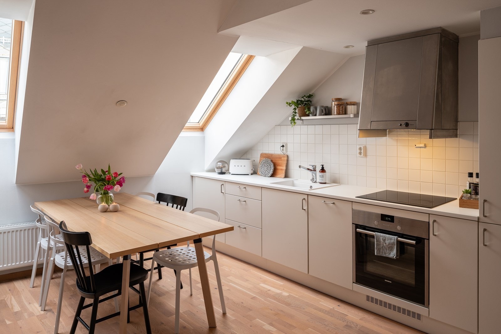 Her får du en leilighet med ny og moderne standard med kvaliteter som oppvarming med fjernvarme, balansert ventilasjon og adkomst ved heis. Galleribilde