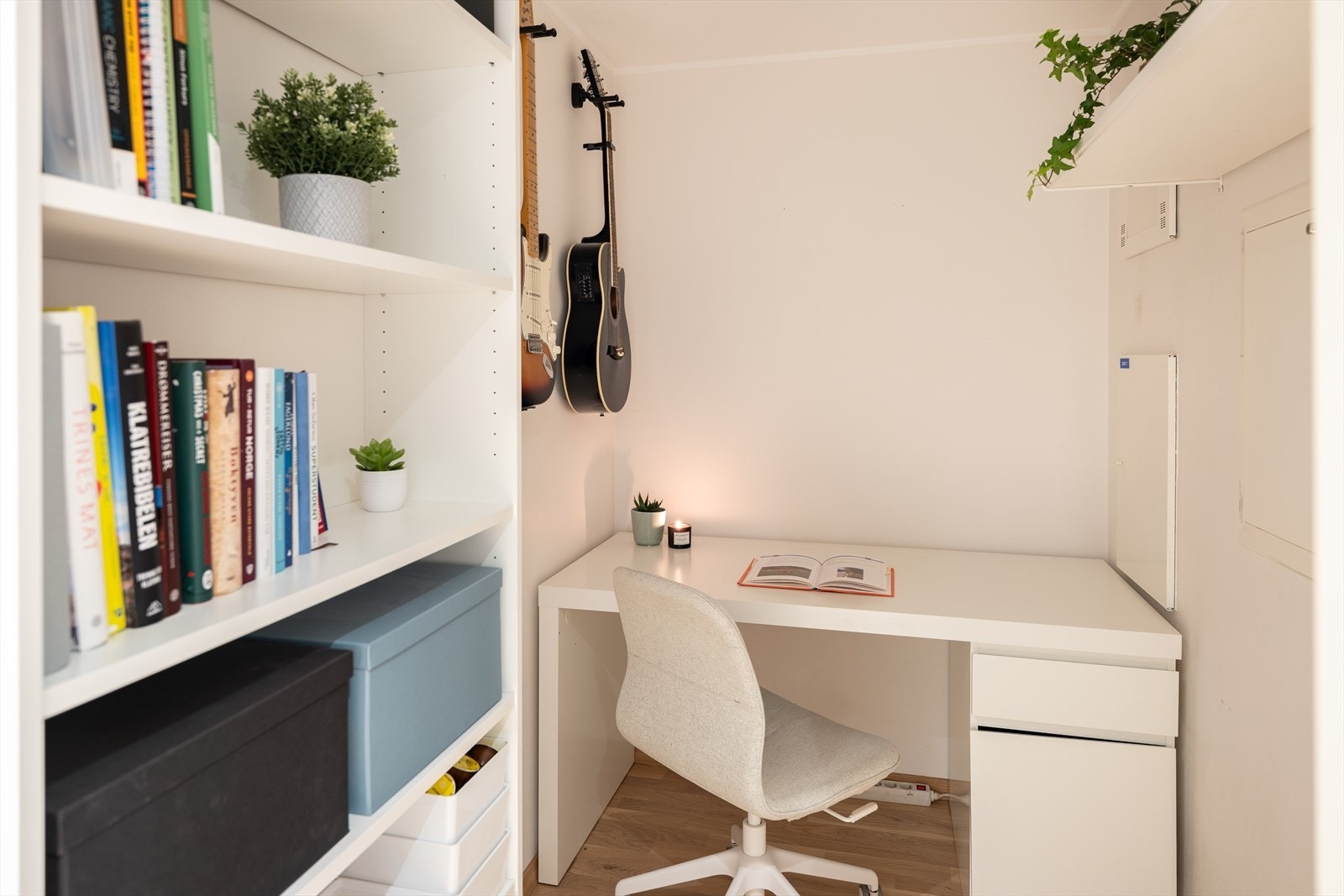 I dag er innvendig bod møblert som kontor. Det er en egen sportsbod i kjeller på 5m². Galleribilde