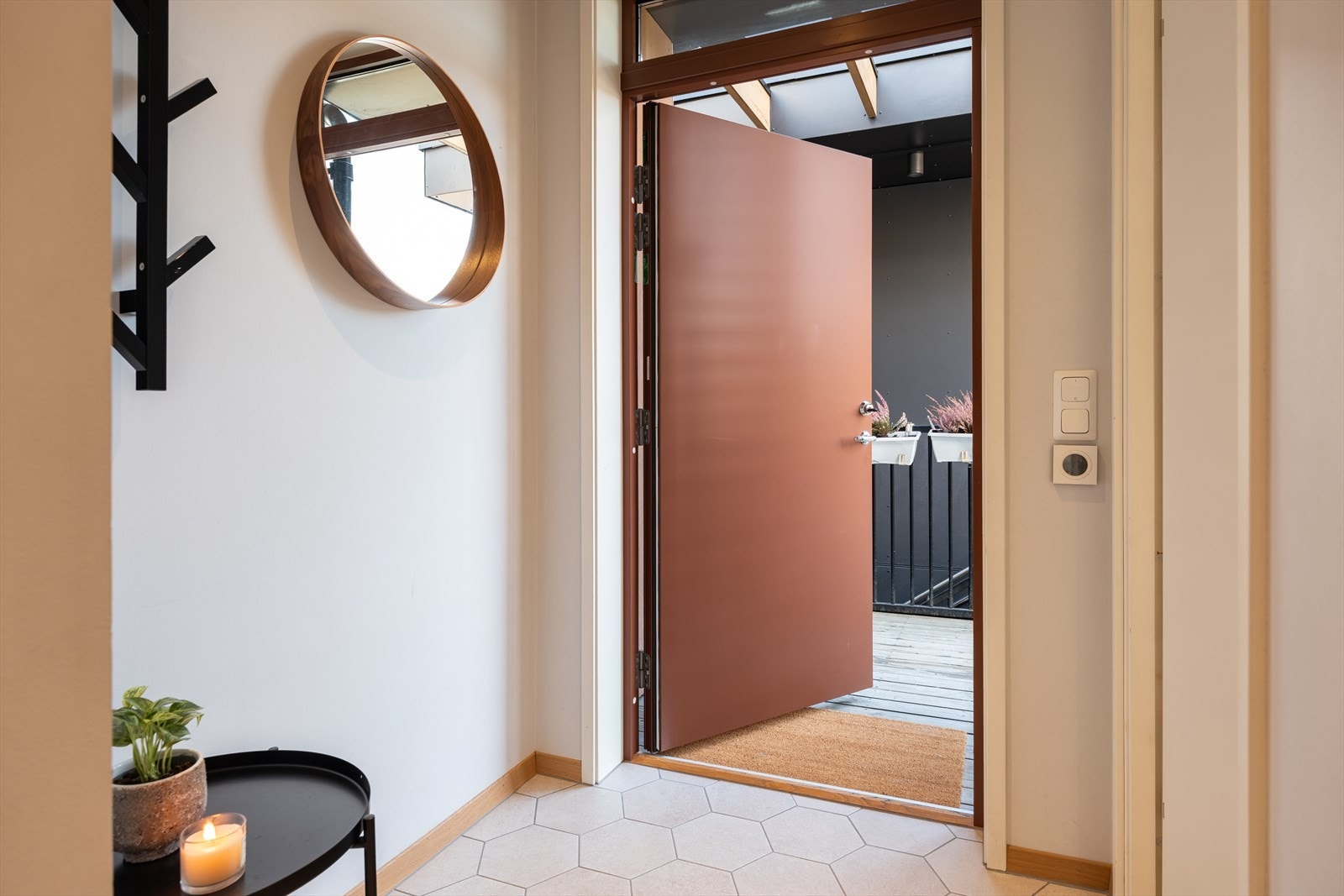 Store studiesteder som NTNU campus Gløshaugen, Kalvskinnet, ST.Olavs og Norges Handelshøyskole samt Handelshøyskolen BI har alle gang- og sykkelavstand fra leiligheten. Det er også sykkelavstand til NTNU campus Dragvoll og Dronning Mauds Minne høyskole. Galleribilde