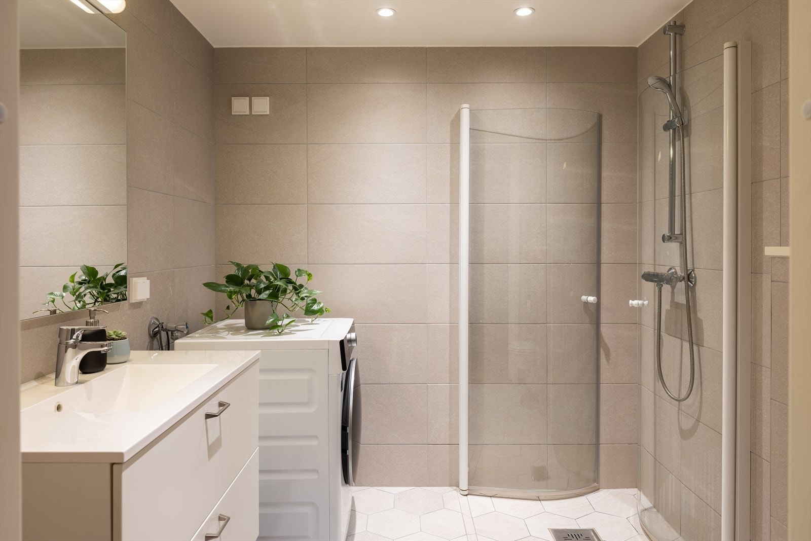 Delikat og flislagt bad på 4,5m² med behagelig gulvvarme og opplegg til vaskemaskin. Galleribilde