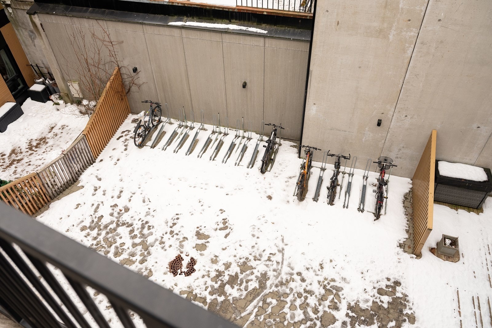 Sameiet har sykkelparkering i felles bakgård. Galleribilde