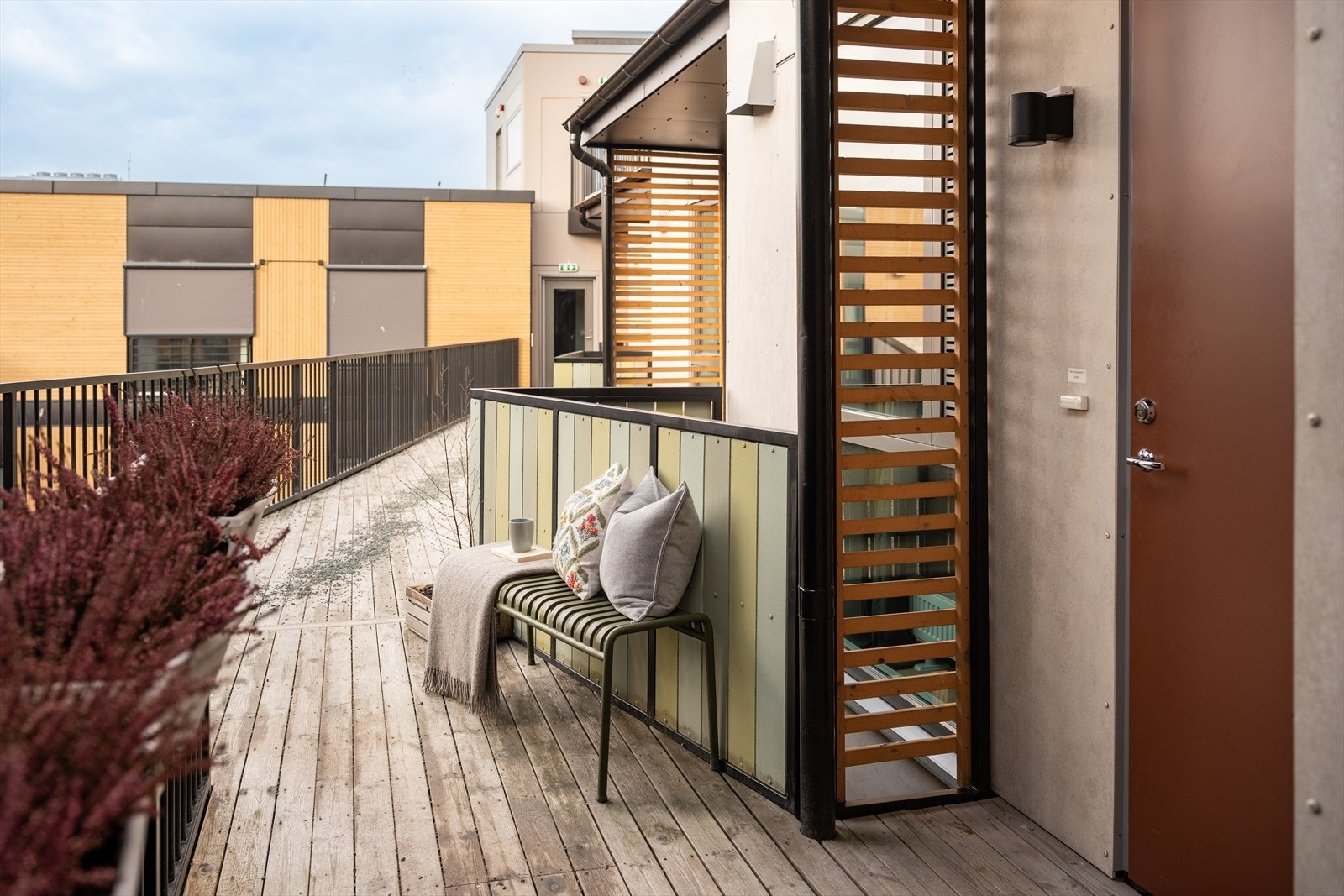 Leiligheten har adkomst fra svalgang, med "egen" sørvendt uteplass utenfor egen inngangsdør. Galleribilde