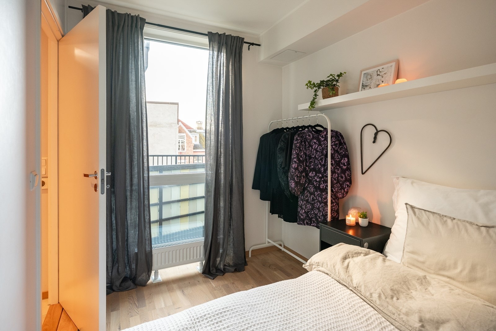 Soverommet ligger vendt bort fra gaten, og ligger mot rolig bakgård. Galleribilde