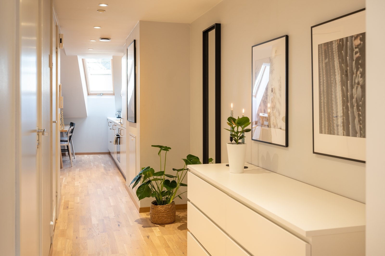 Innenfor en kort rekkevidde finner du både kino, teater, apotek, vinmonopol, restauranter, uteliv, dagligvare, kjøpesenter og treningssenter, kollektivtransport, for å nevne noe. Galleribilde