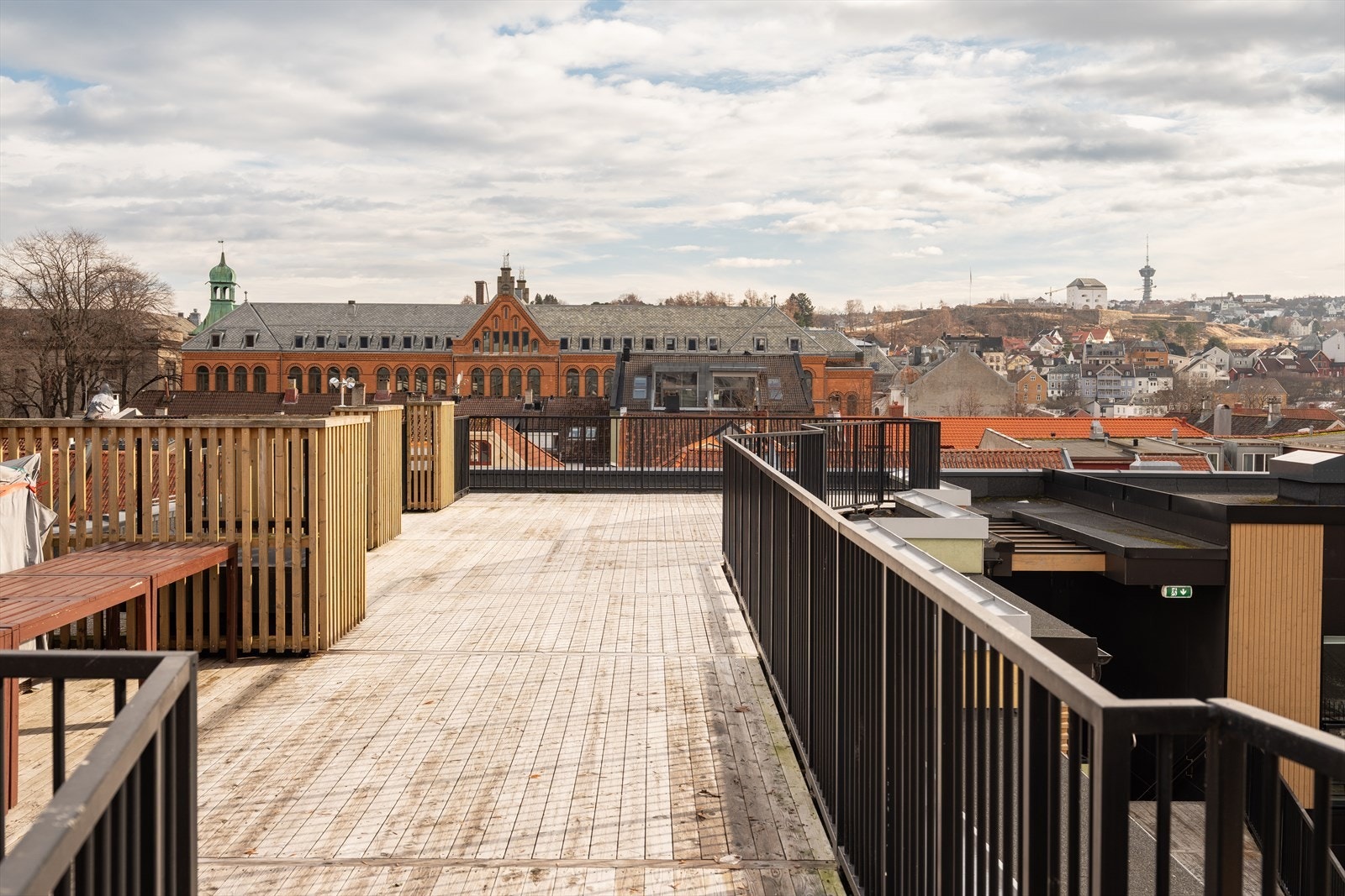 En etasje opp finner vi sameiets felles takterrasse. Denne kan fritt brukes av beboerne i sameie. På sommeren er det møblert med felles utemøbler. Galleribilde