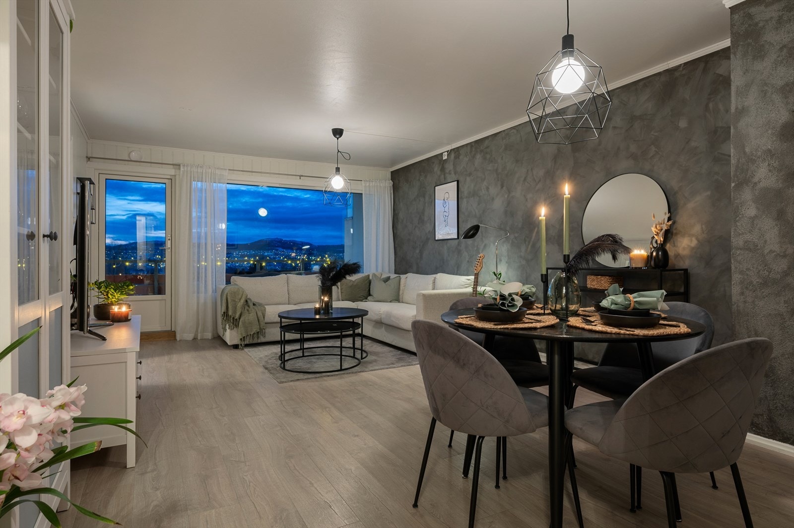 De store vindusflatene og balkongdøren (fra 2016) gir naturlig lysinnslipp og minimalt innsyn da leiligheten befinner seg i tredje etasje. Galleribilde