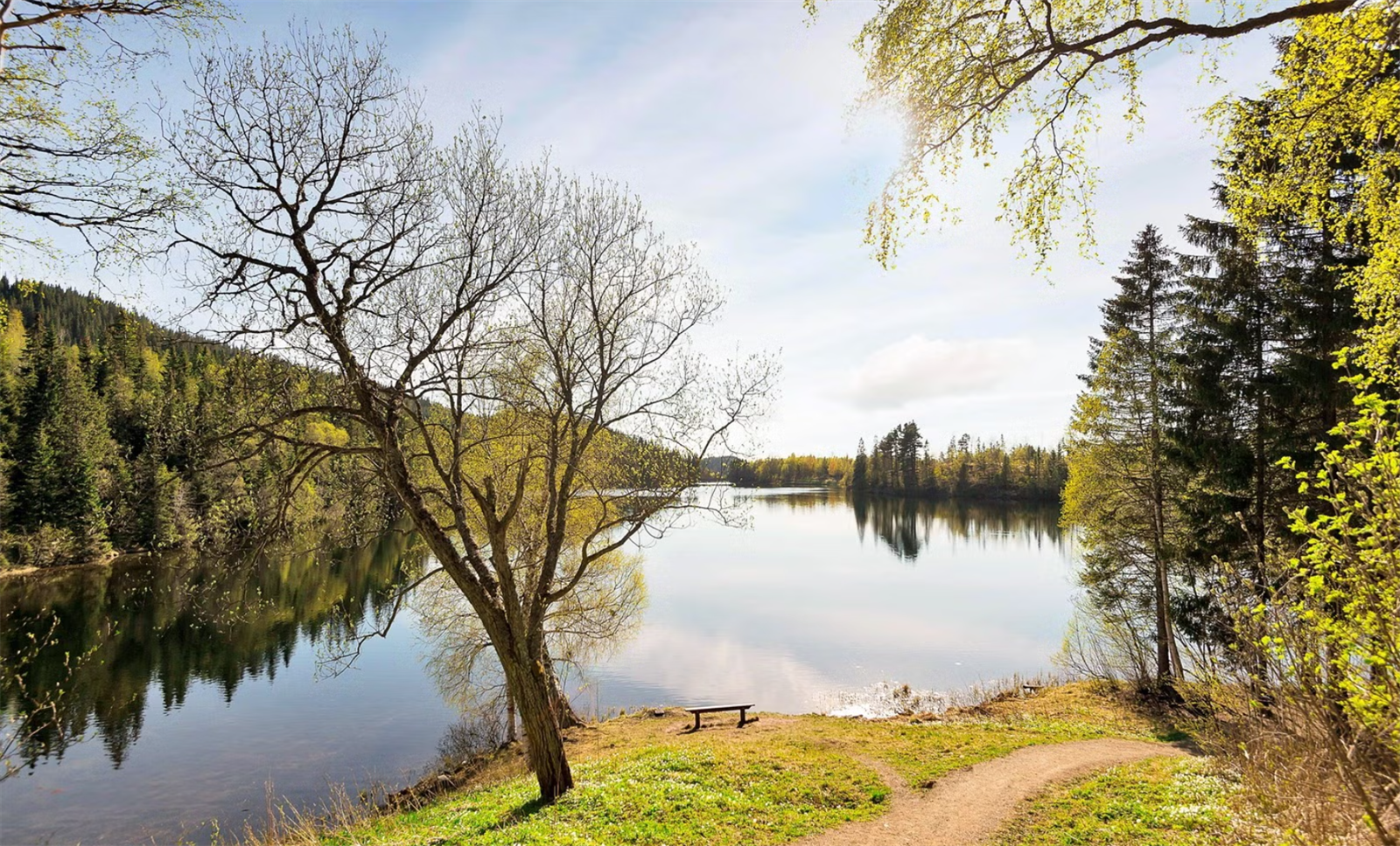 Like ved finner man populære Estenstadmarka med sine godt opparbeide turstier, samt preparerte skiløyper om vinteren. Her kan man ta turen opp til Estenstadhytta for blant annet kaffe og vafler. Galleribilde