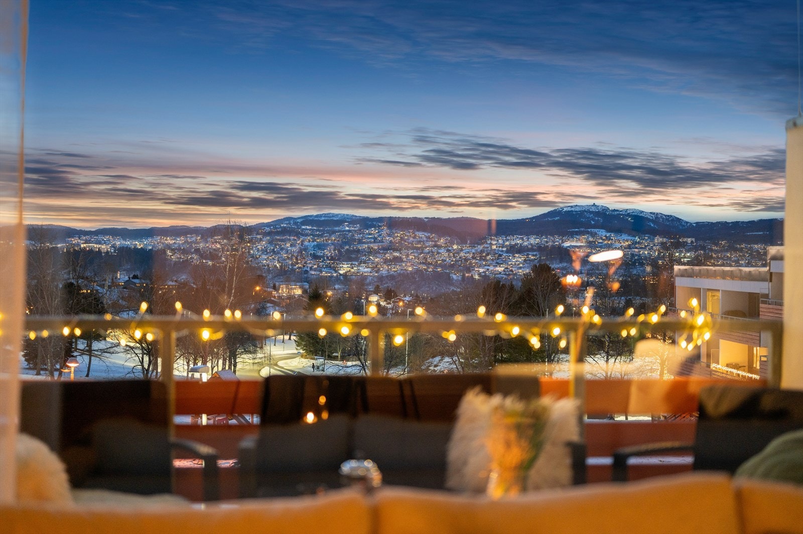 Leiligheten har en vestvendt plassering med flott utsikt som kan nytes inne fra stuen så vel som ute på balkongen. Galleribilde