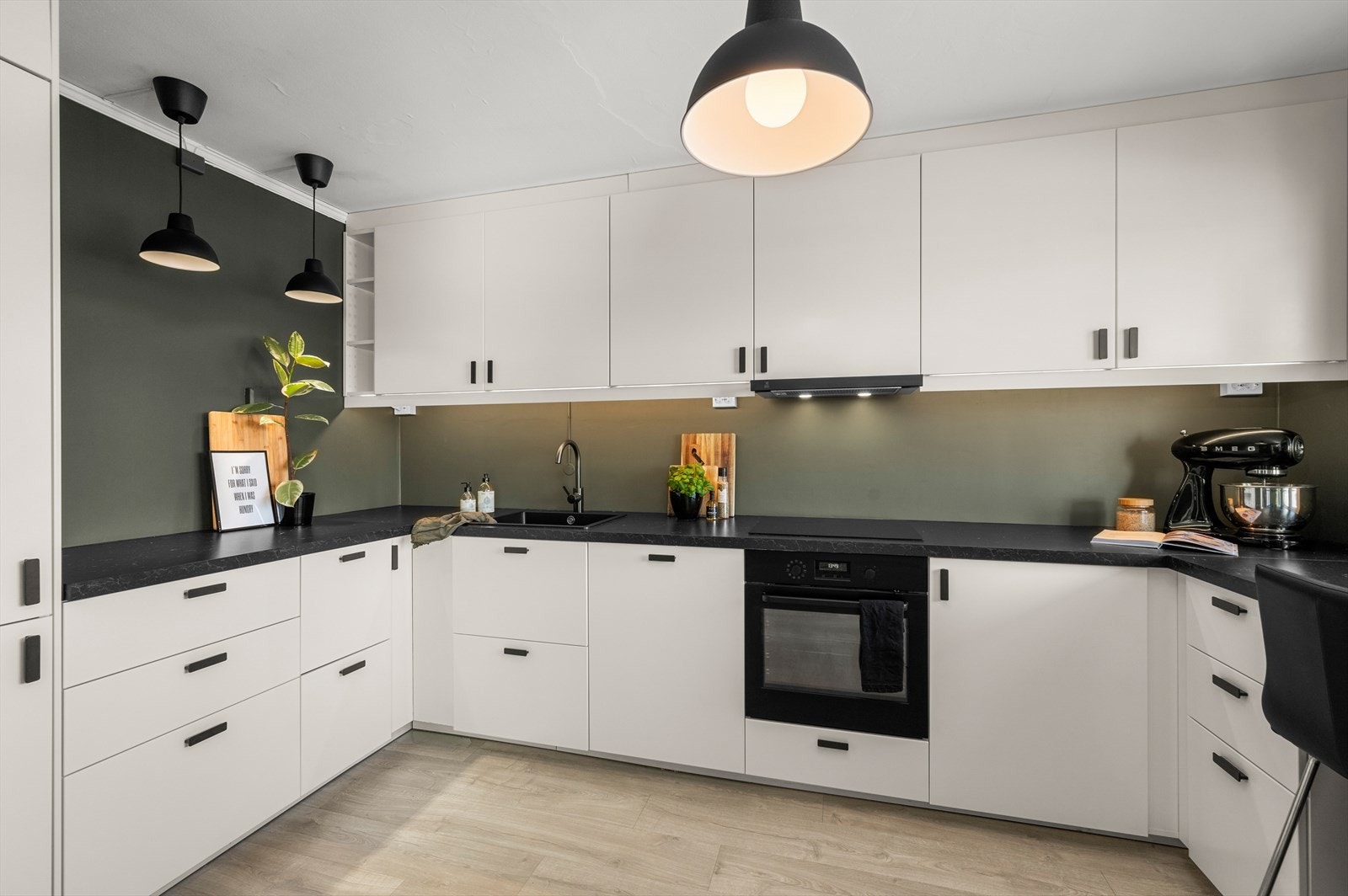 Stilrent kjøkken på 9m² fra 2021 med slette fronter og god utnyttelse av plassen. Innredningen har integrerte hvitevarer som platetopp, stekeovn, oppvaskmaskin og kombiskap. Galleribilde