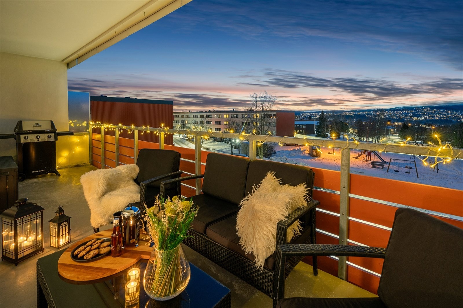 Balkongen er en forlengelse av stuen og strekker seg over hele 12 m². Her er det rikelig med plass til blant annet sittegruppe og grill. Galleribilde