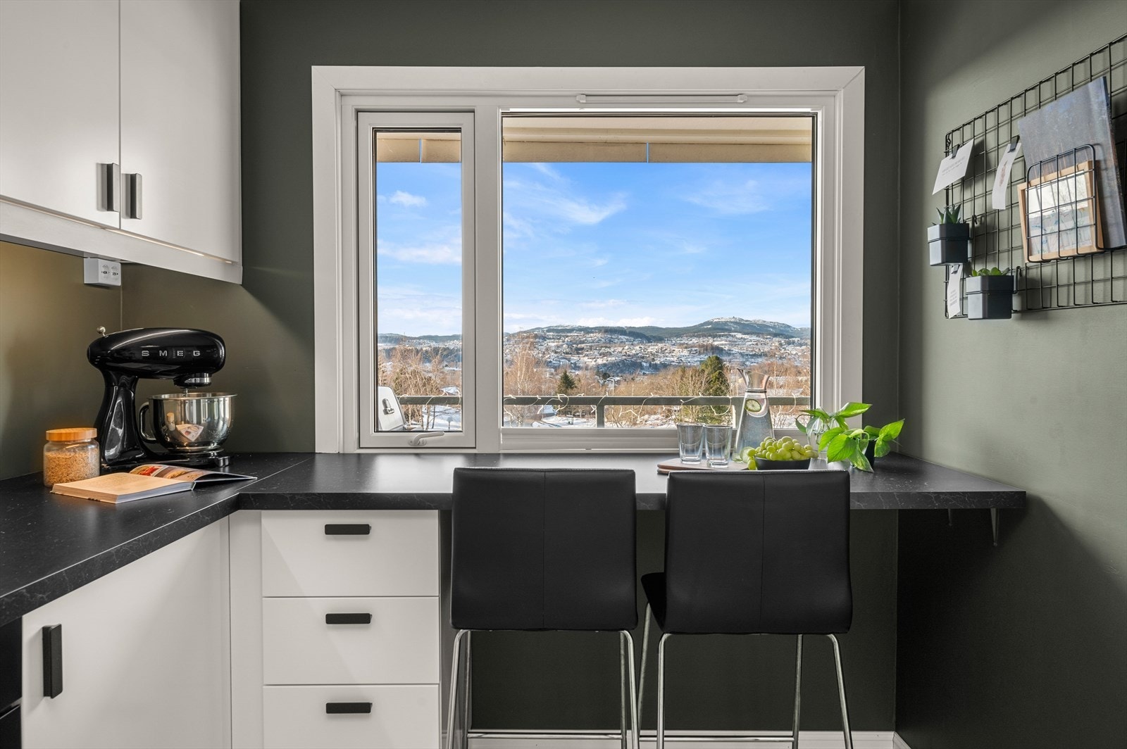 Vinduet sikrer rikelig med naturlig lys, og sitteplassene er et perfekt sted å nyte morgenkaffen. Galleribilde