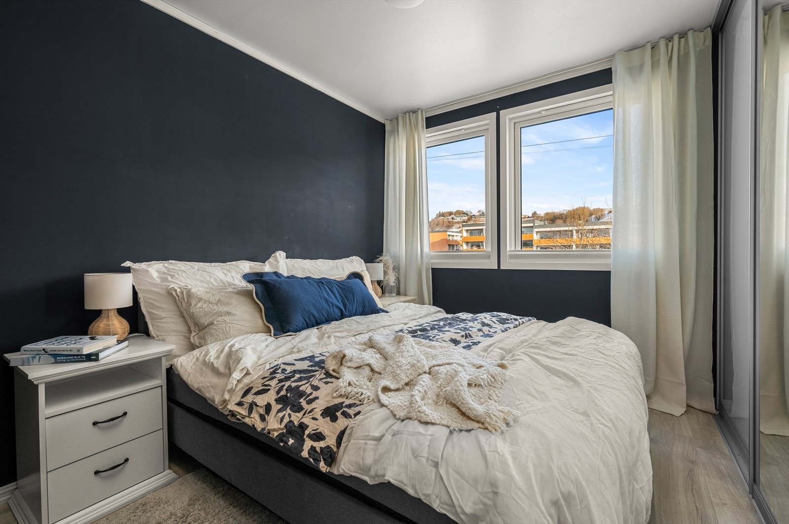 Hovedsoverommet er på 9,5m² med plass til f.eks. seng med nattbord på begge sider. Galleribilde