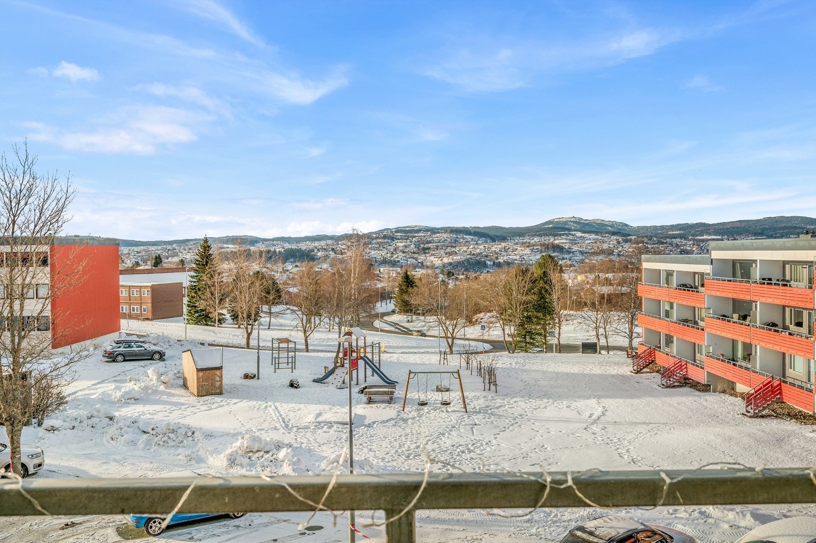 Det er flotte, opparbeidede uteområder som tilhører borettslagets fellesareal, mye takket være en engasjert vaktmester og bomiljø-gruppe. (Midlertidig biloppstilling i bildet grunnet arbeid på p-plass.) Galleribilde