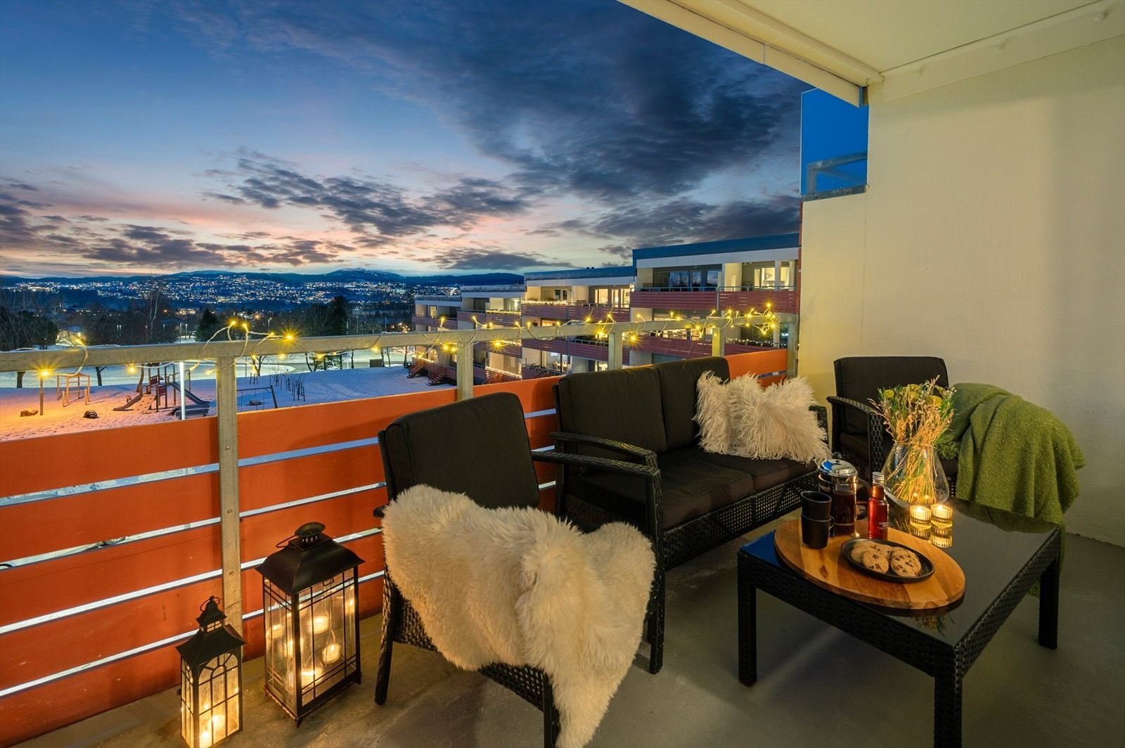 Fra balkongen nyter man godt av en tilbaketrukket og åpen plassering i feltet. Galleribilde