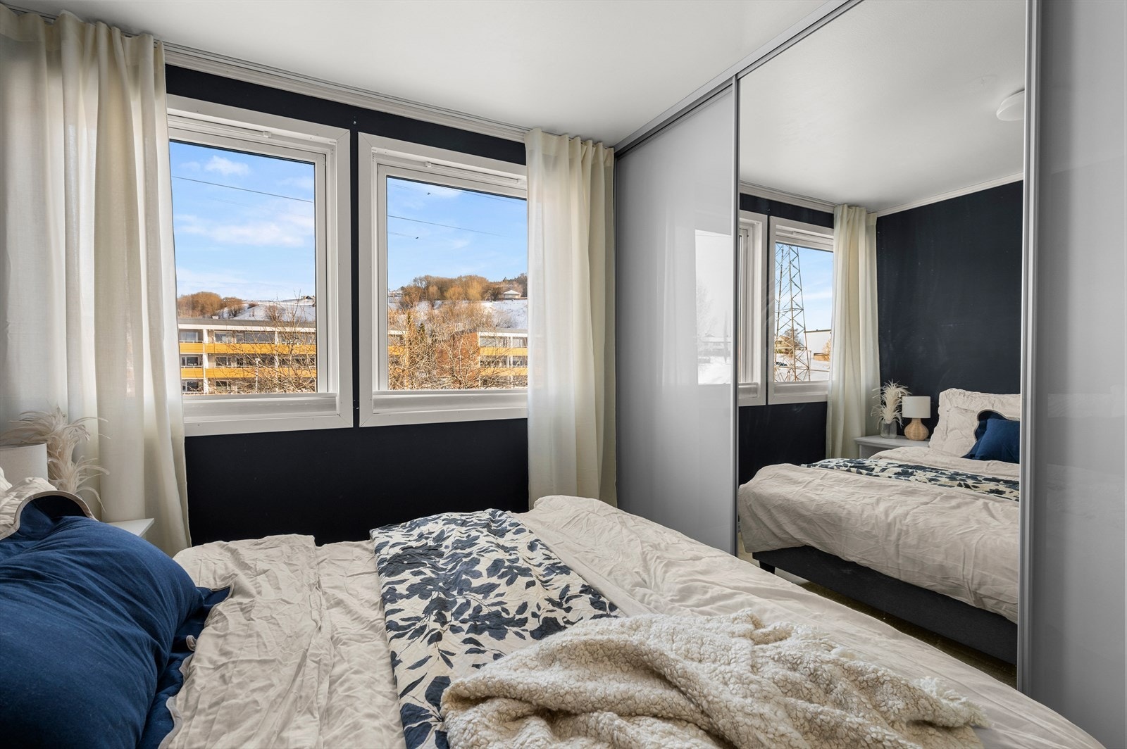 Soverommet er også utstyrt med en romslig og praktisk integrert garderobeløsning med god plass til oppbevaring. Galleribilde