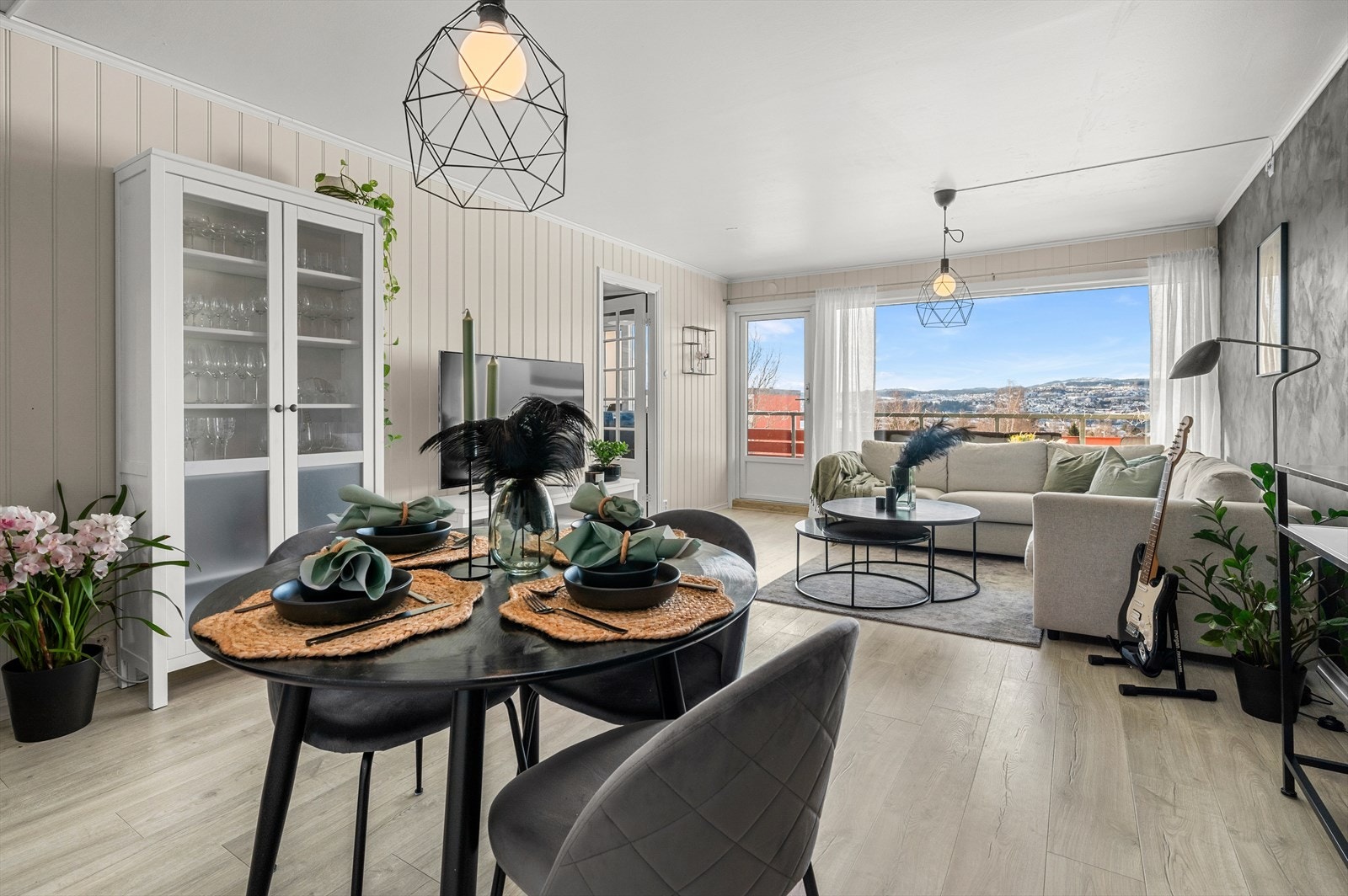 Her får man "alt" man trenger inkludert i felleskostnadene, som varmtvann, betjening av andel fellesgjeld, kommunale avgifter, felles bygningsforsikring og diverse vedlikehold/drift. Galleribilde