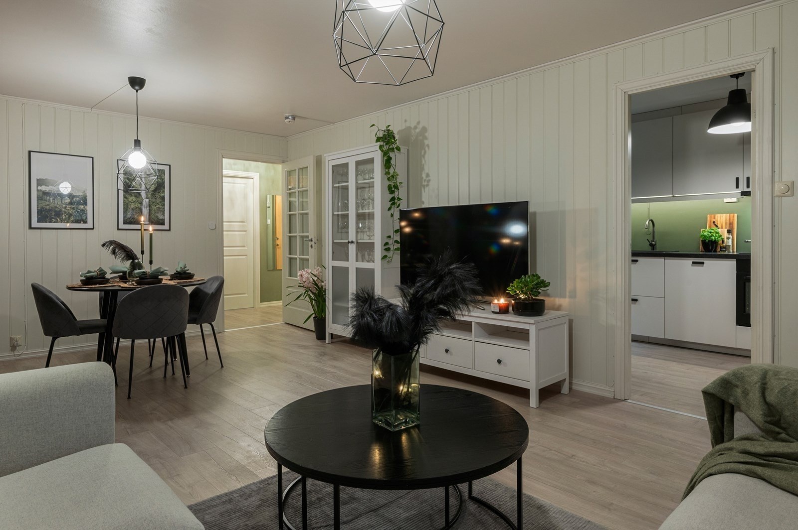 Stuen er romslig med hele 25,5m² noe som gir gode møblerings muligheter. Galleribilde