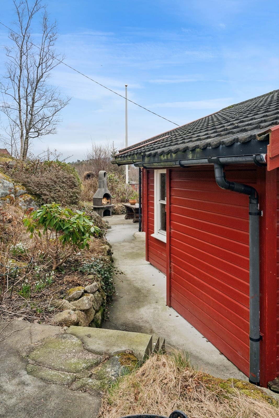 Støpte gangstier og plattinger binder de ulike sonene i hagen sammen. Galleribilde