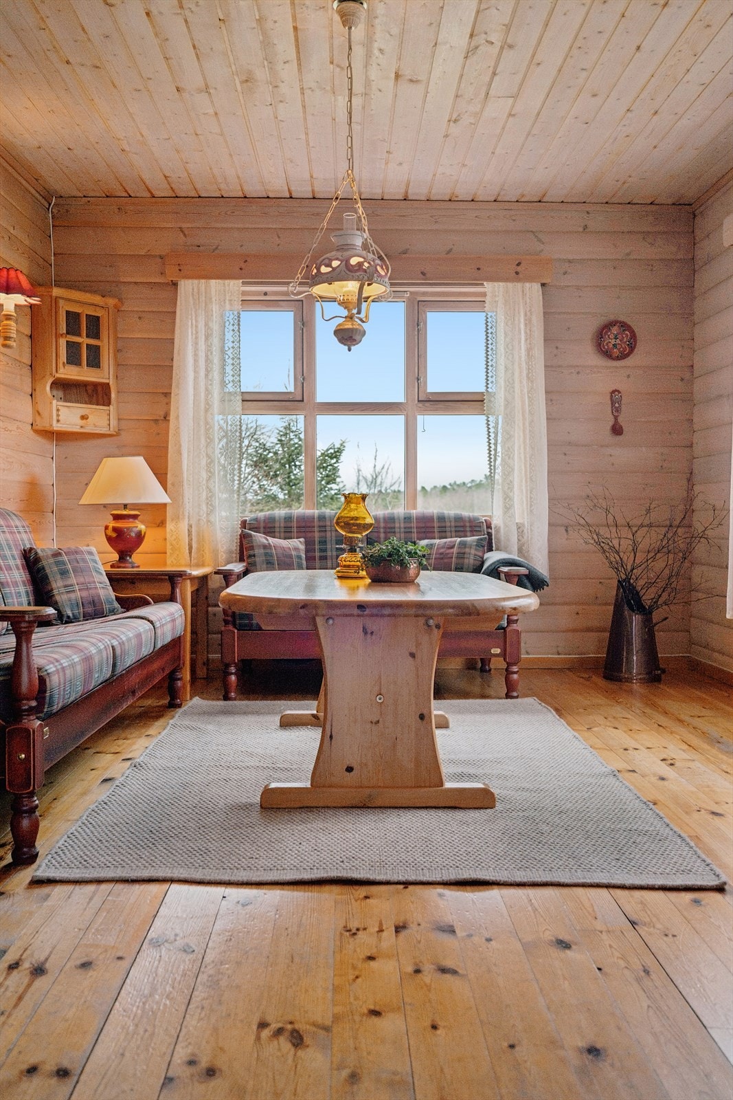 Vinduene i stuen gir godt med lys inn og trepanelet gir en lun hytte atmosfære. Galleribilde