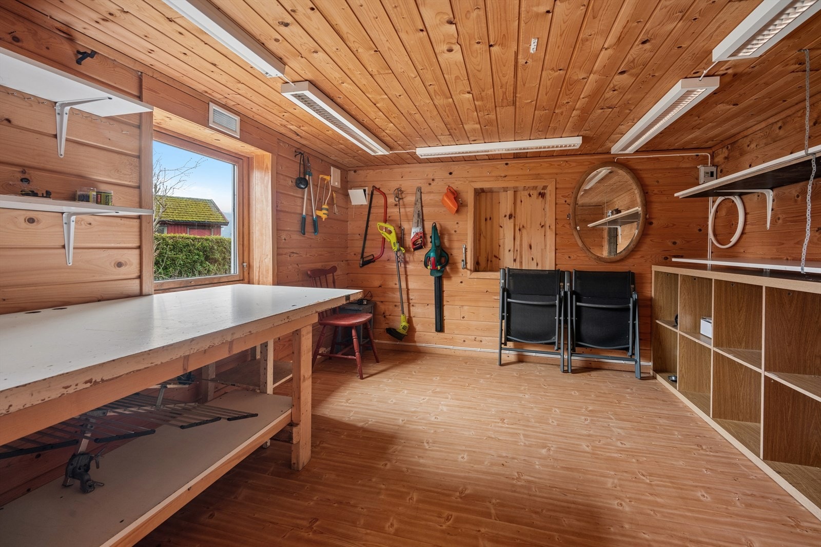 I kjelleren er det også et romslig hobbyrom med gode lagringsmuligheter. Galleribilde