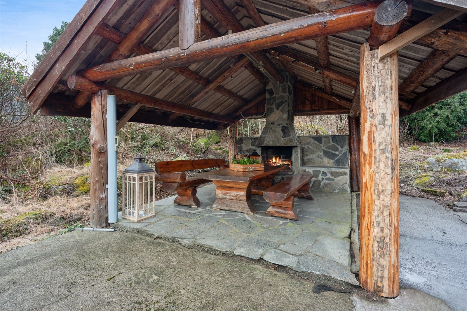 På tomten står en laftet grillhytte med gruepeis, perfekt for samlinger uansett vær. Bygget er ikke omsøkt. Galleribilde