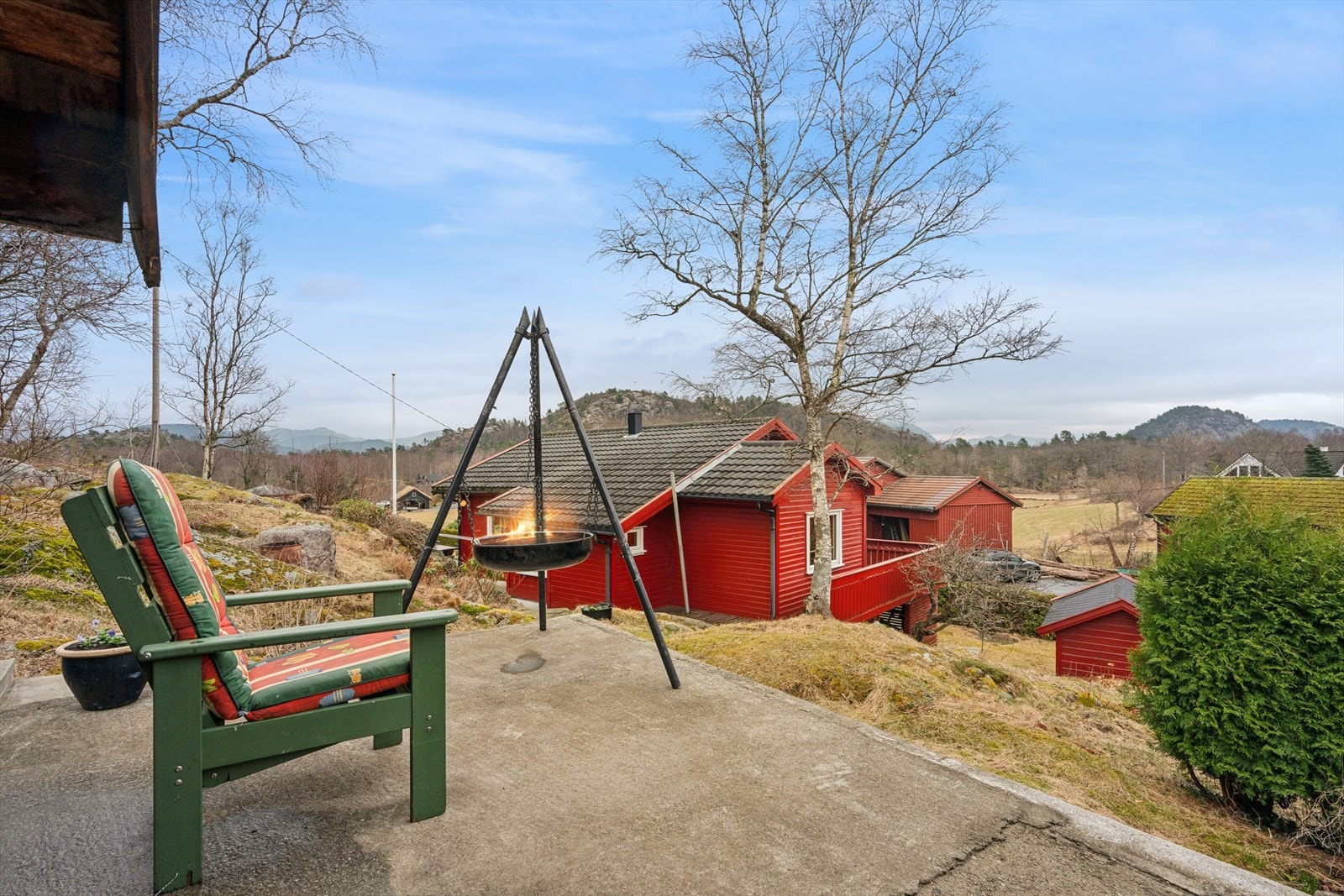 Tomten byr på gode solforhold og flere usjenerte soner for rekreasjon. Galleribilde