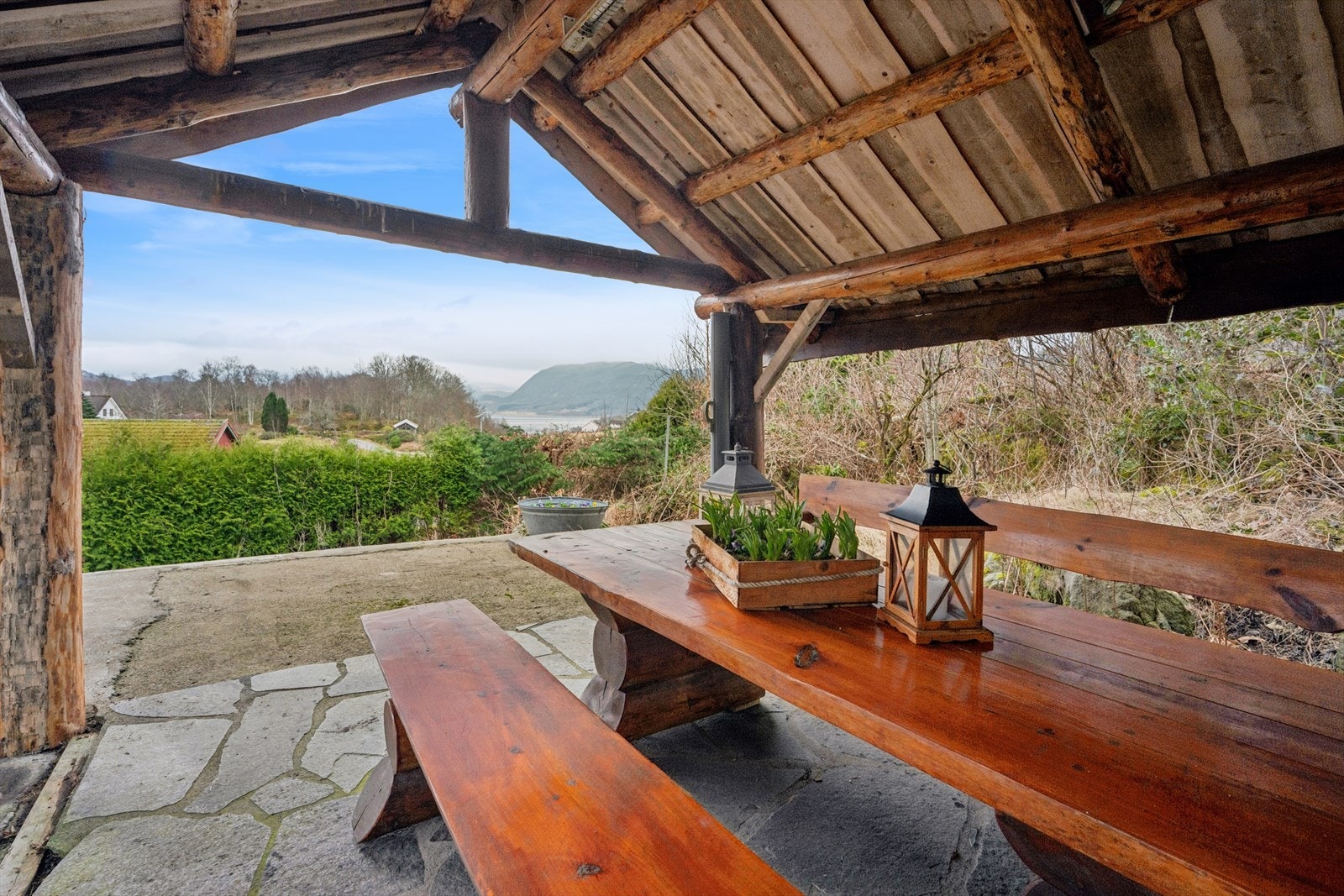 Her kan man nyte utsikten mot sjøen i lune omgivelser. Galleribilde