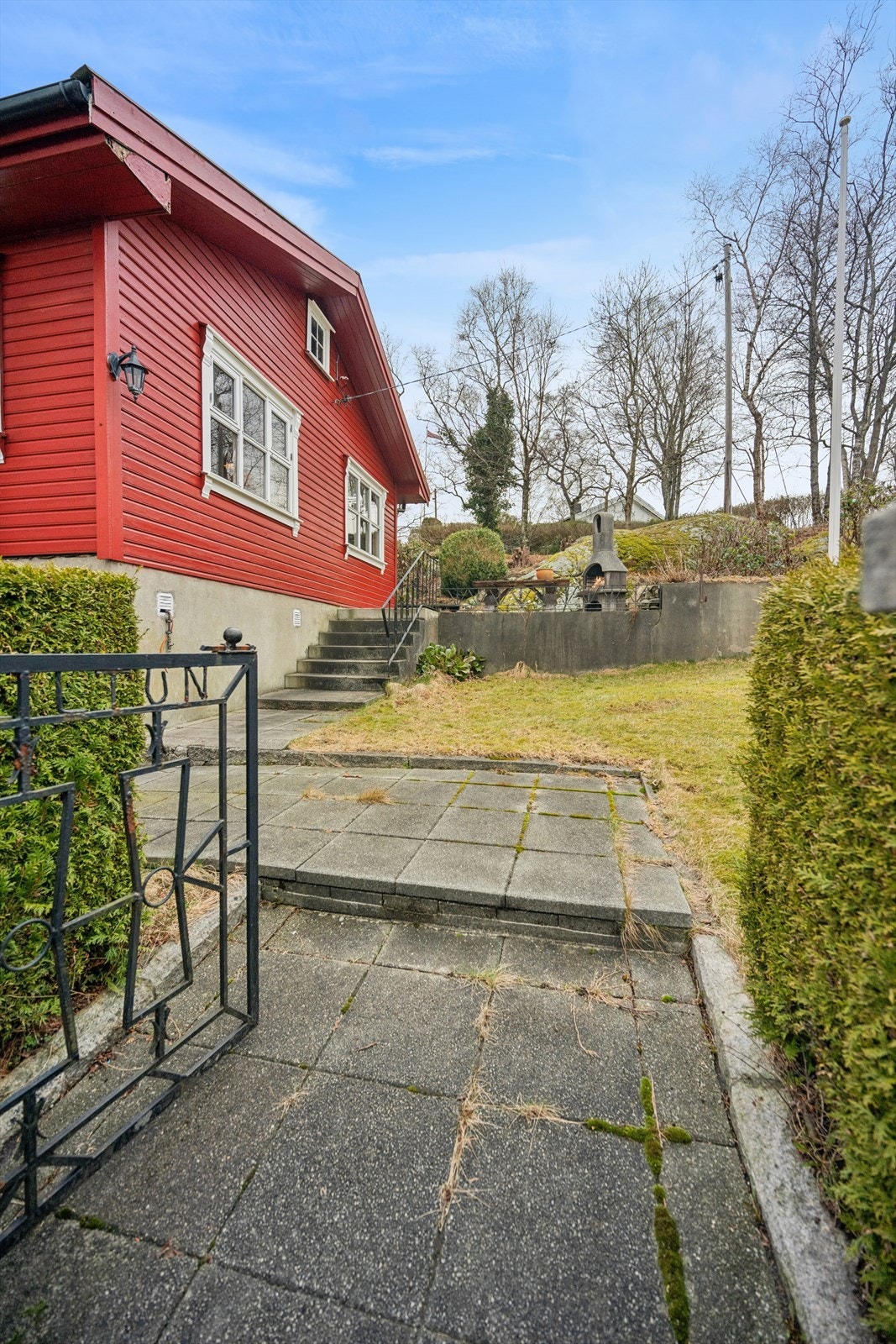 Eiendommen er pent opparbeidet med fine uteområder, plen, hekk og ulik beplantning. Galleribilde