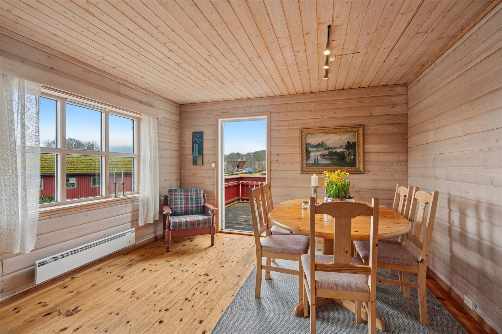 Her kan du dekke til mange for hyggelige måltider. Galleribilde