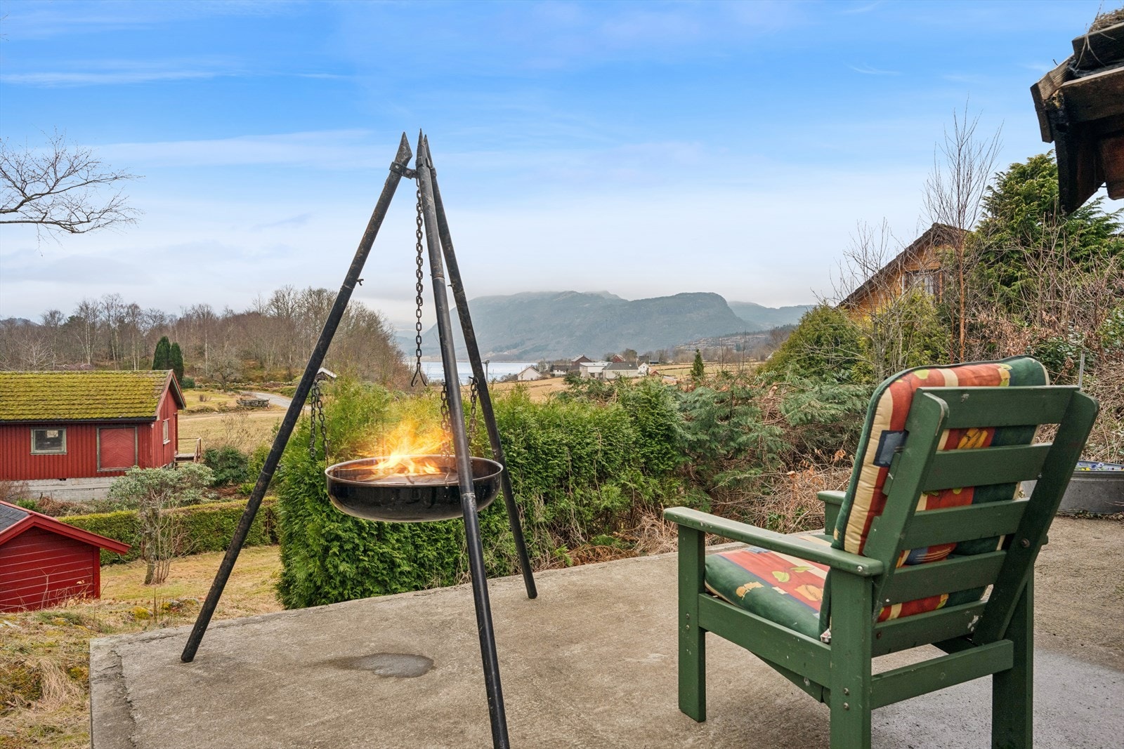 Uteplassen med utsikt mot sjøen. Galleribilde